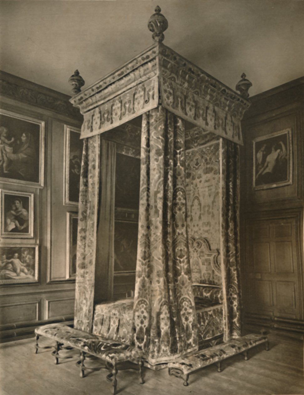 „Státní postel královny Anny v karmínovém a zlatém sametu“, 1927 od Edward F Strange