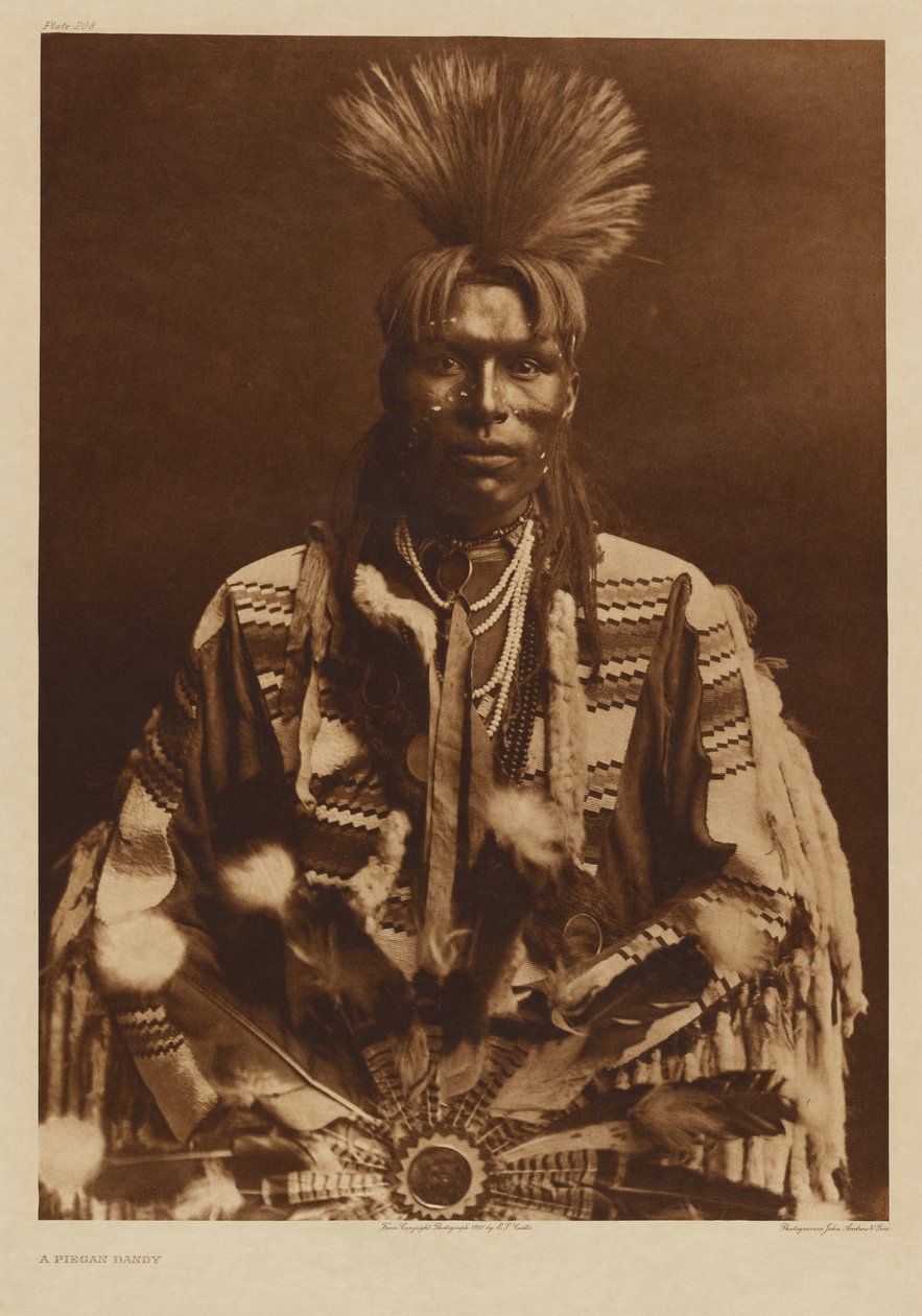 [Muž z kmene Piikani v tradičním oděvu] od Edward S. Curtis