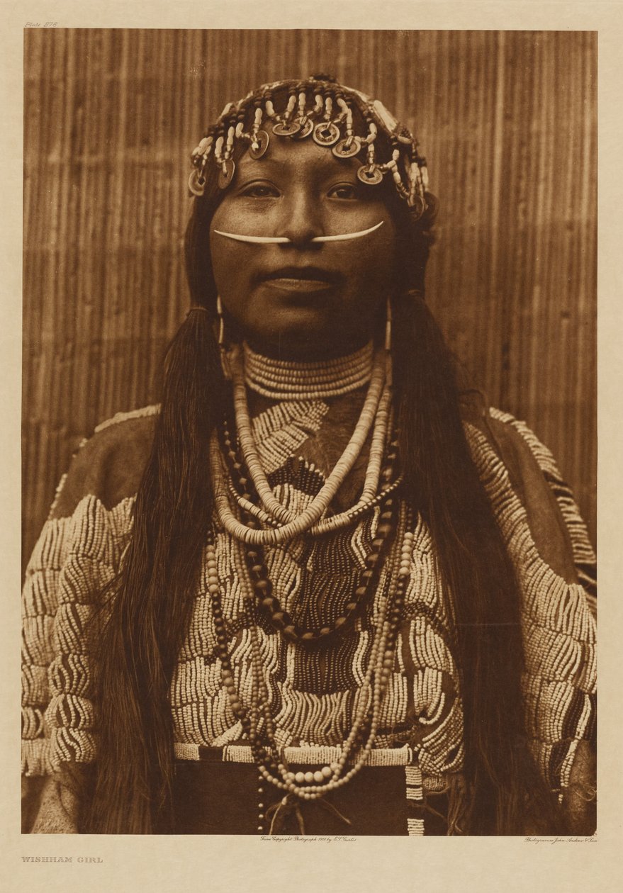 [Mladá žena z kmene Chinook] od Edward S. Curtis