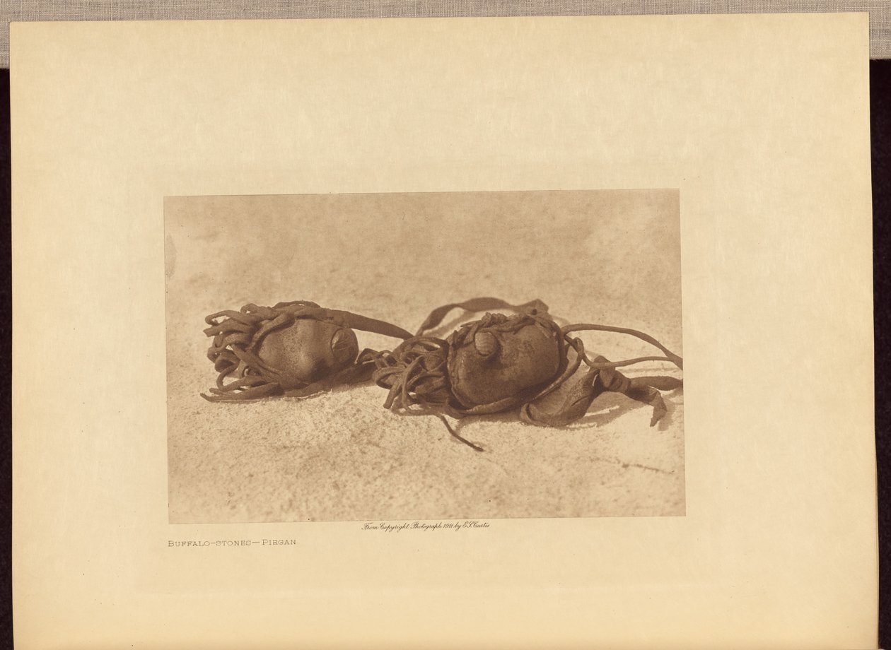 Bizoní kameny - Piegan od Edward S. Curtis