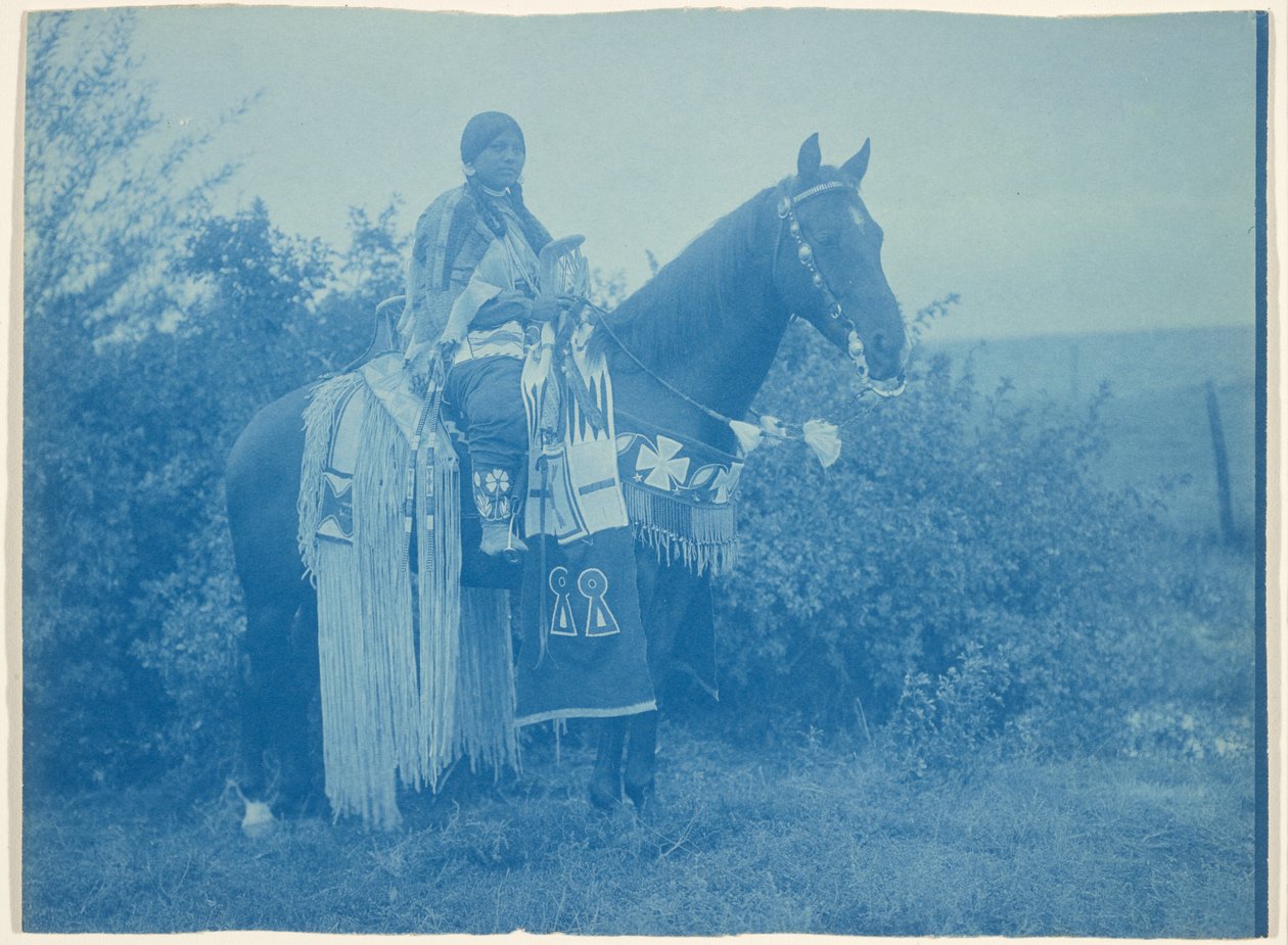 [Žena z kmene Cayuse na koni] od Edward S. Curtis
