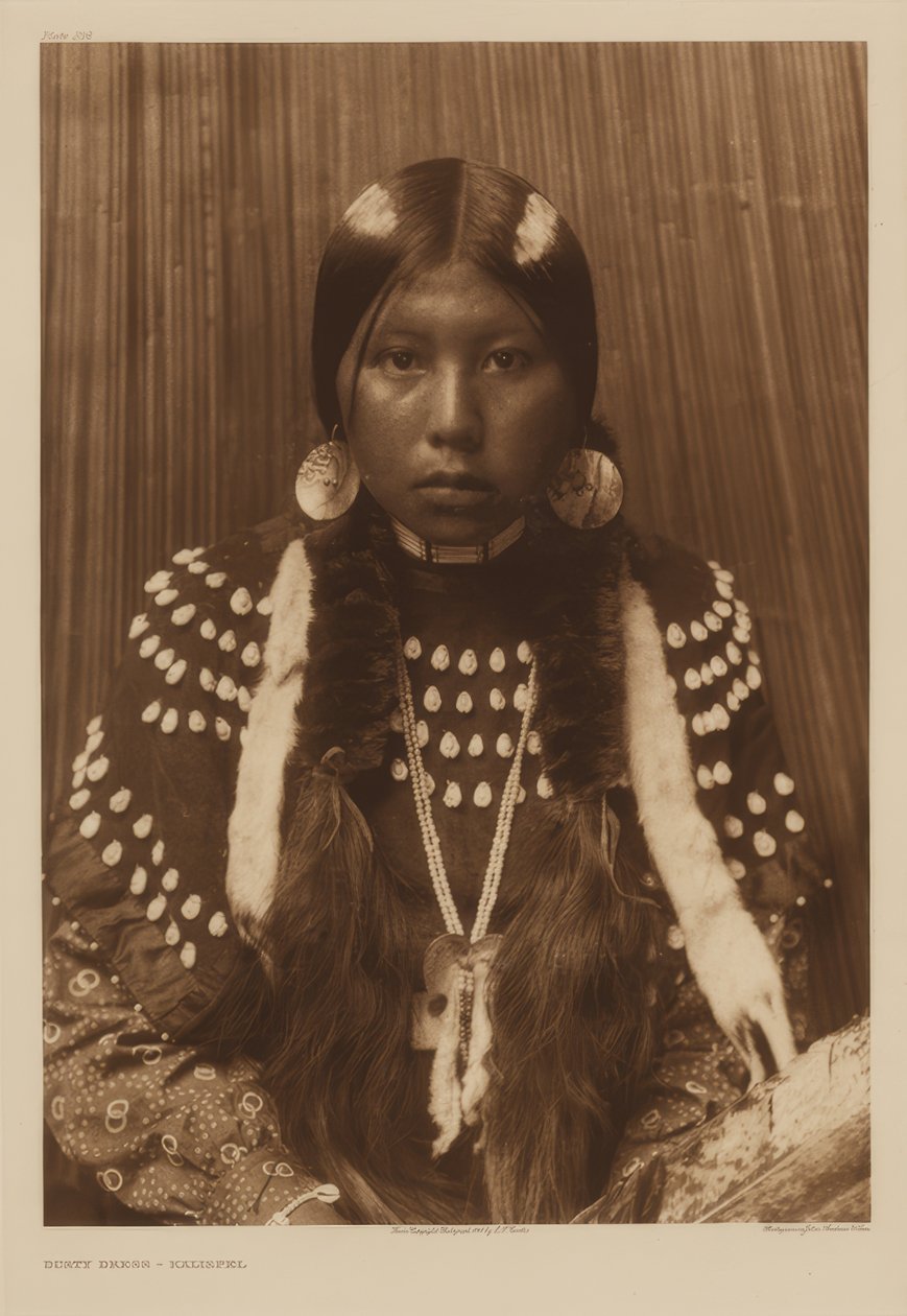 Dusty Dress - Kalispel od Edward S. Curtis