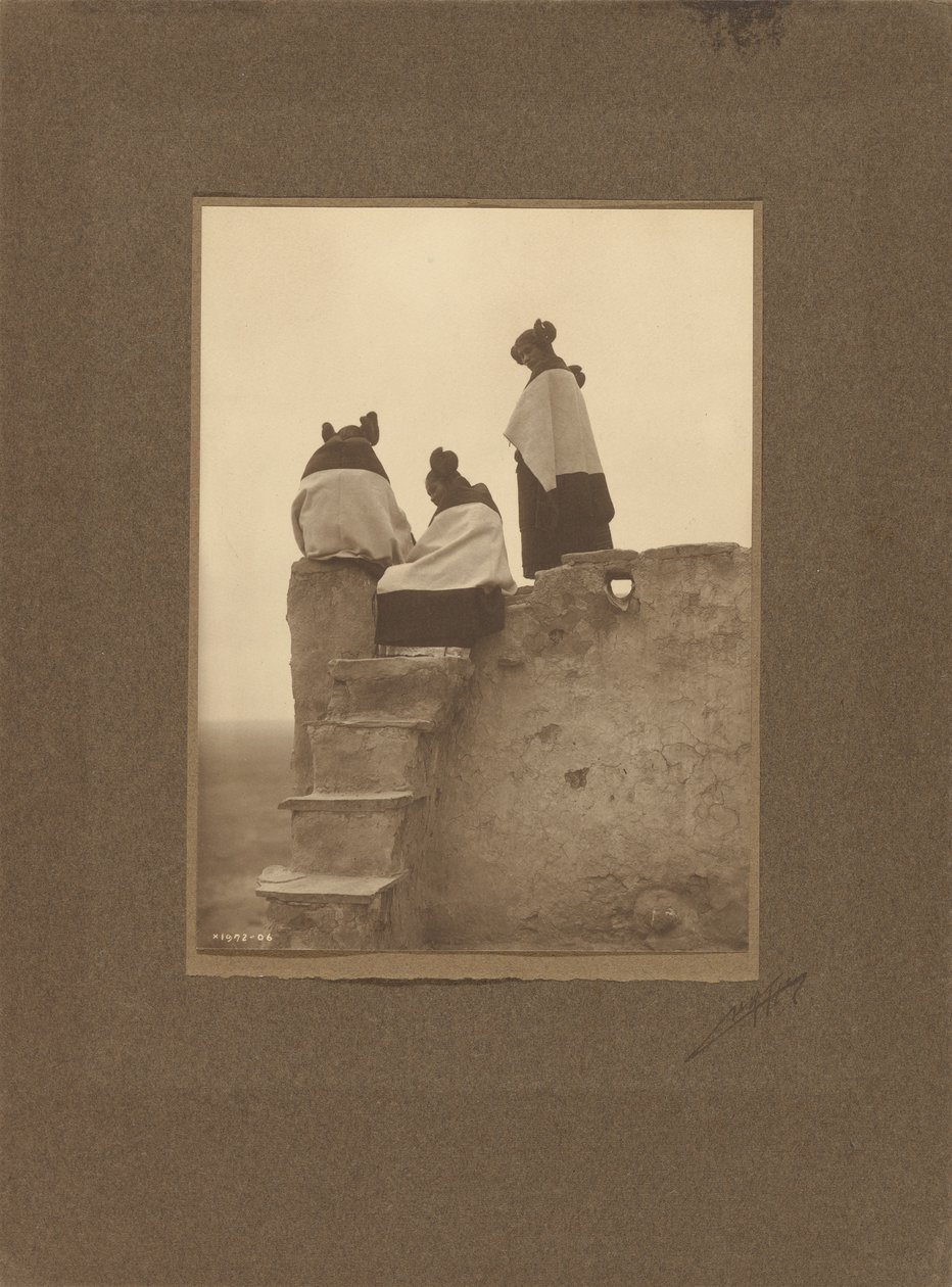 [Hopiové, sledující tanečníky] od Edward S. Curtis