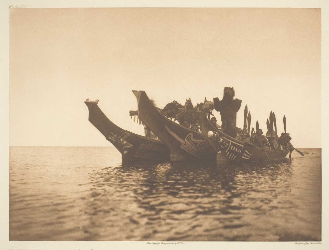 Maskovaní tanečníci v kánoích-Qagyuhl A od Edward S. Curtis