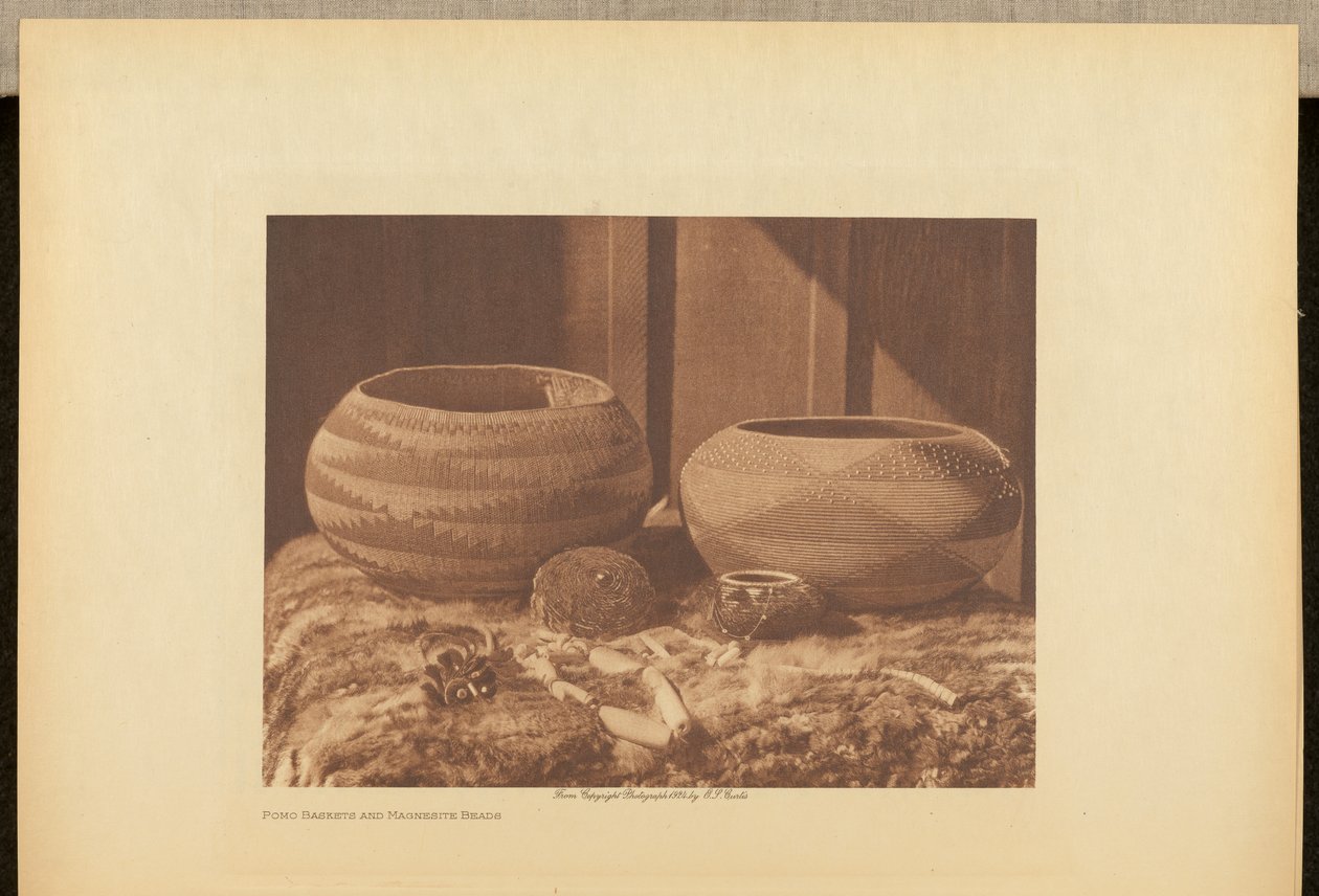 Pomo košíky a magnezitové korálky od Edward S. Curtis