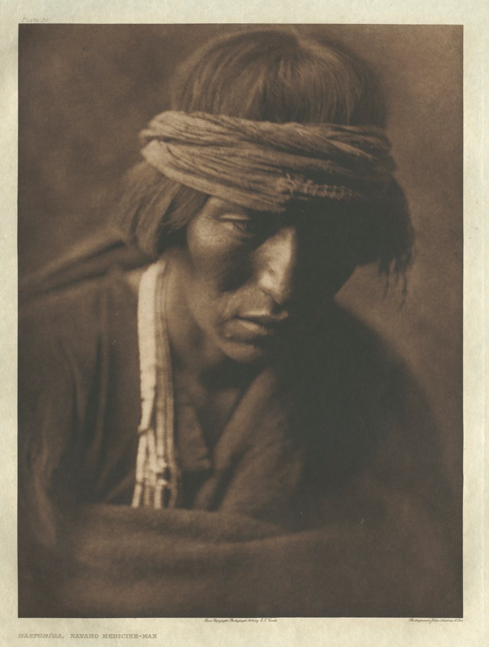 Portfolio I, deska 35: Hastobíga-Navaho Medicína-muž od Edward S. Curtis