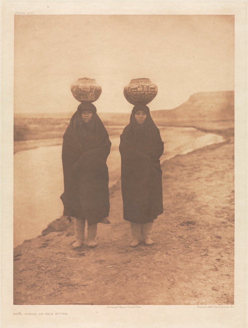 Portfolio XVII, deska 610: Dívky Zuñi u řeky od Edward S. Curtis