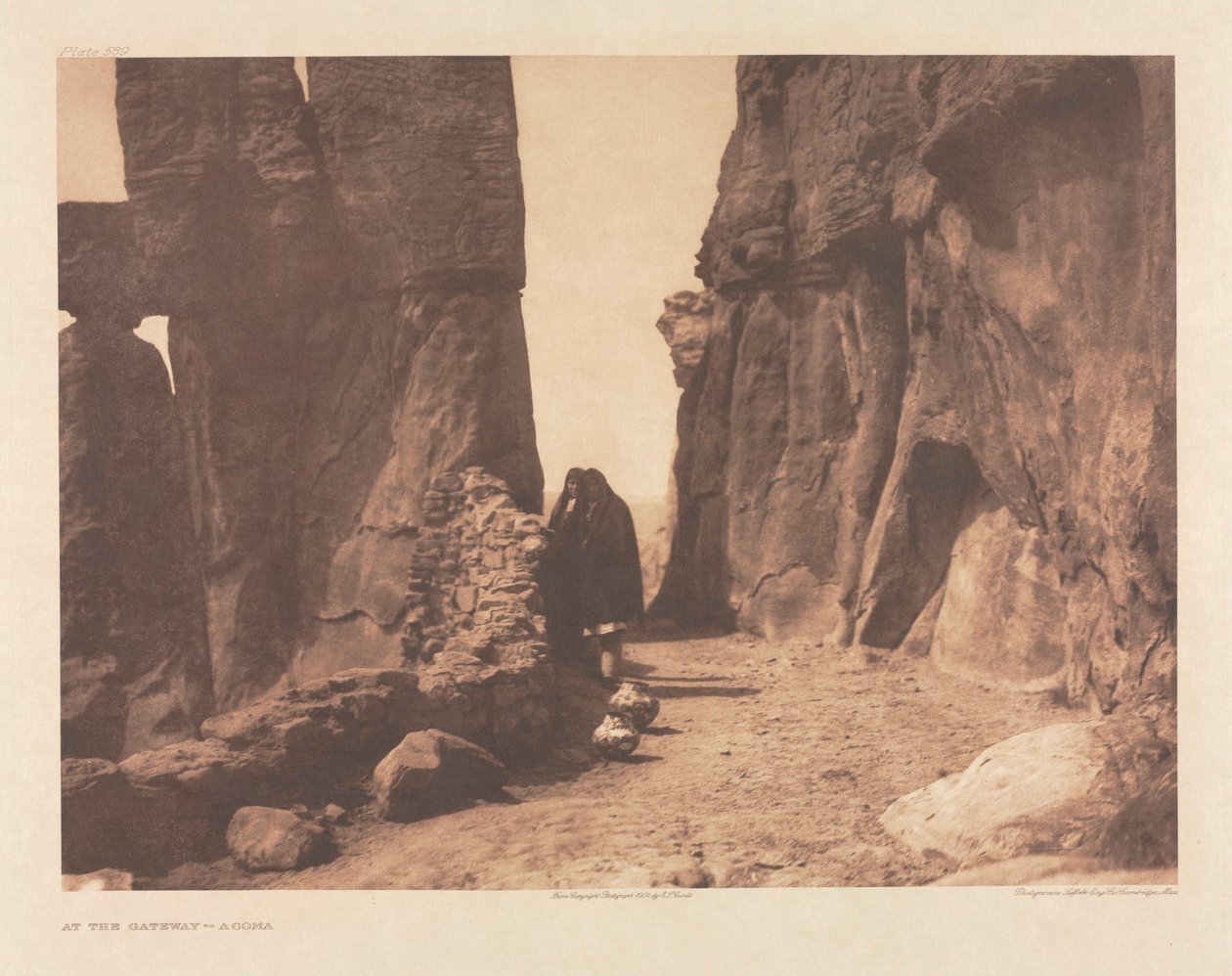 Portfolio XVI, deska 569: U brány - Acoma od Edward S. Curtis