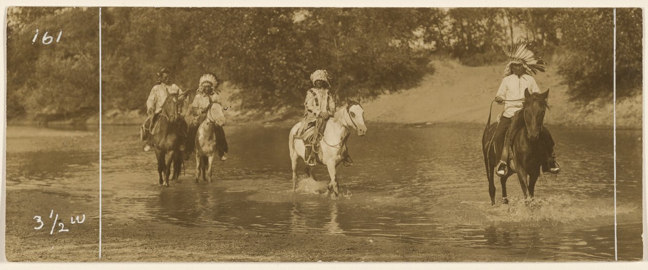 [Jezdci v proudu] od Edward S. Curtis