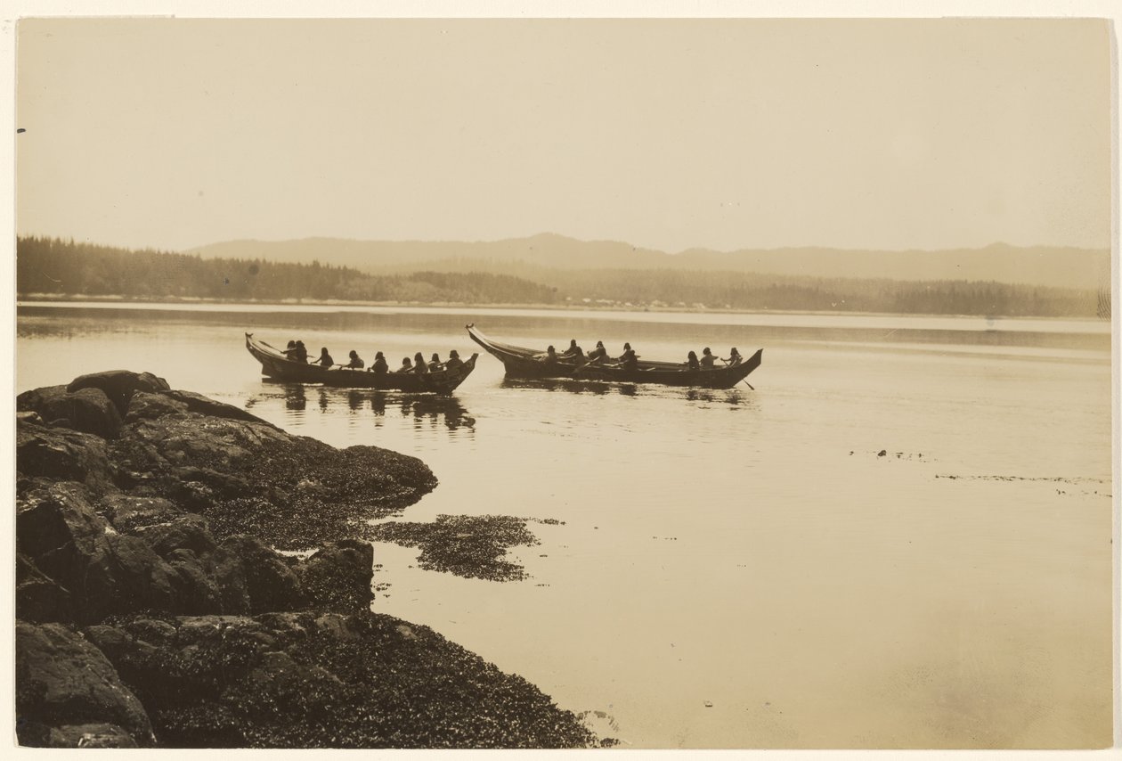 [Vojáci, mladí i staří, spustili své kánoe na vodu] od Edward S. Curtis