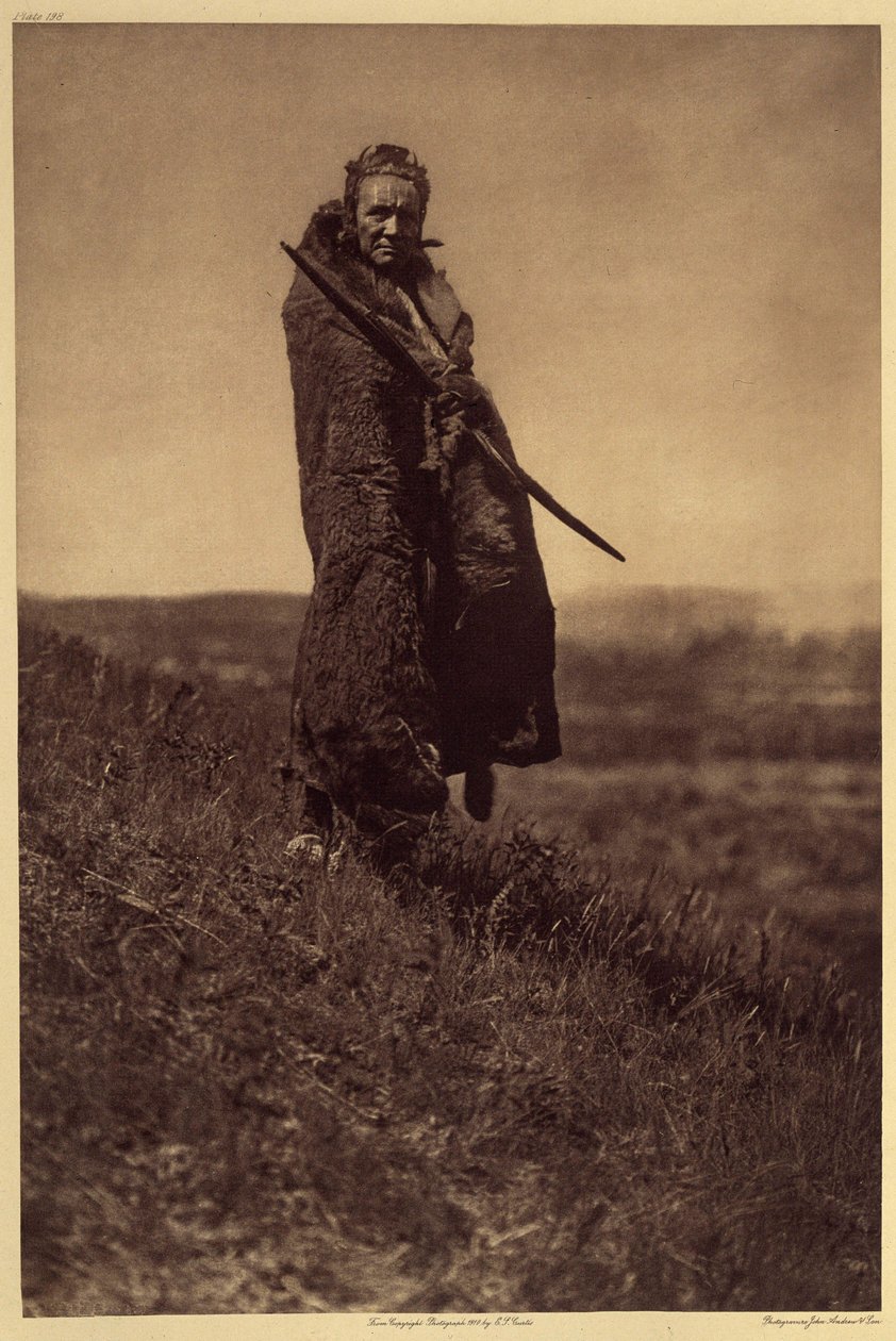 Odvážný grizzly-medvěd, Piegane. Nejméně dvě z Pieganských válečných společností (The Braves a All Brave Dogs) zahrnovaly dva muže známé jako Grizzly-Bear Brave. Během slavností bylo jejich povinností zajistit maso svým společníkům, ať už jsou cokoli od Edward Sheriff Curtis