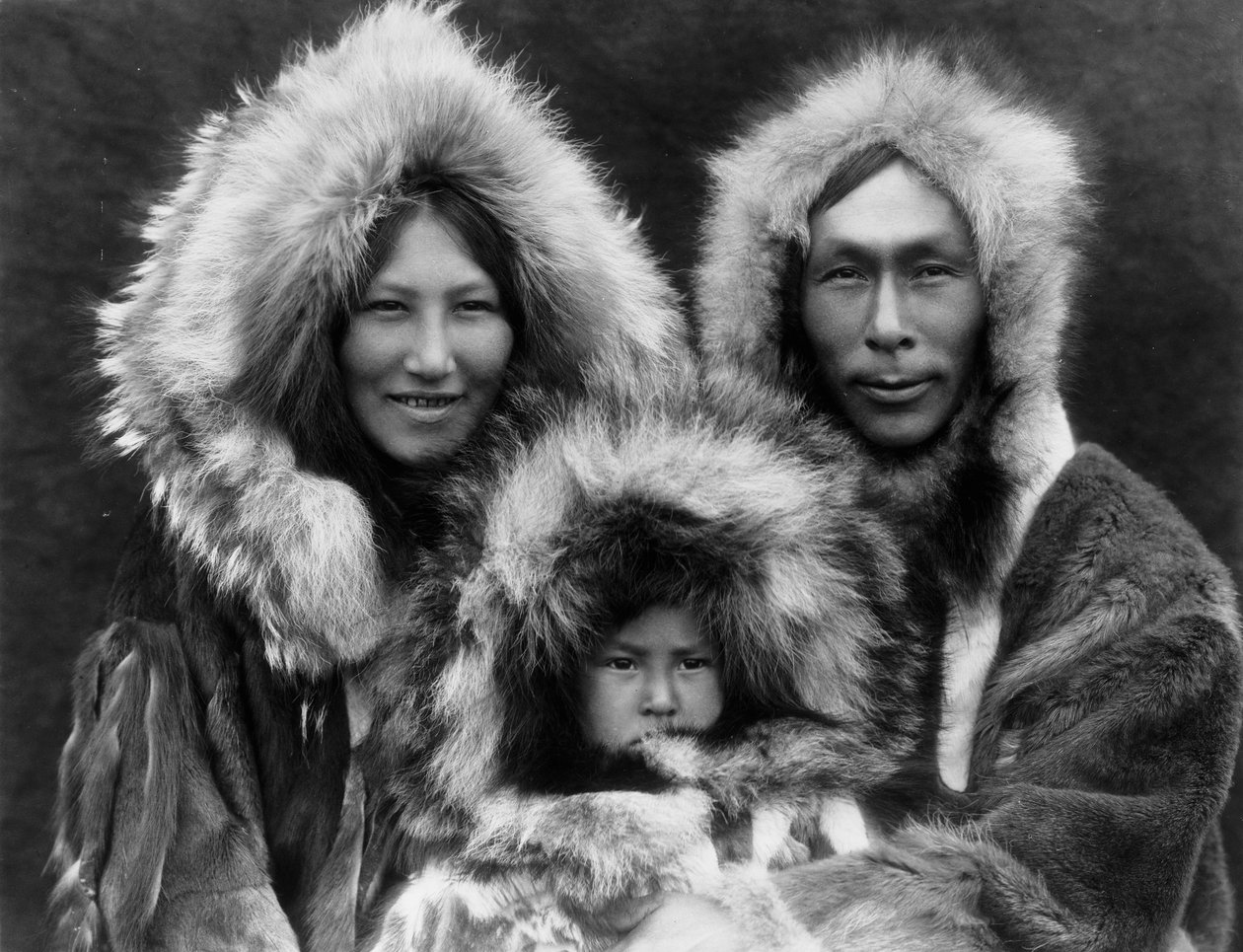 Rodinná skupina, Noatak, cca 1929 (černobílá fotografie) od Edward Sheriff Curtis