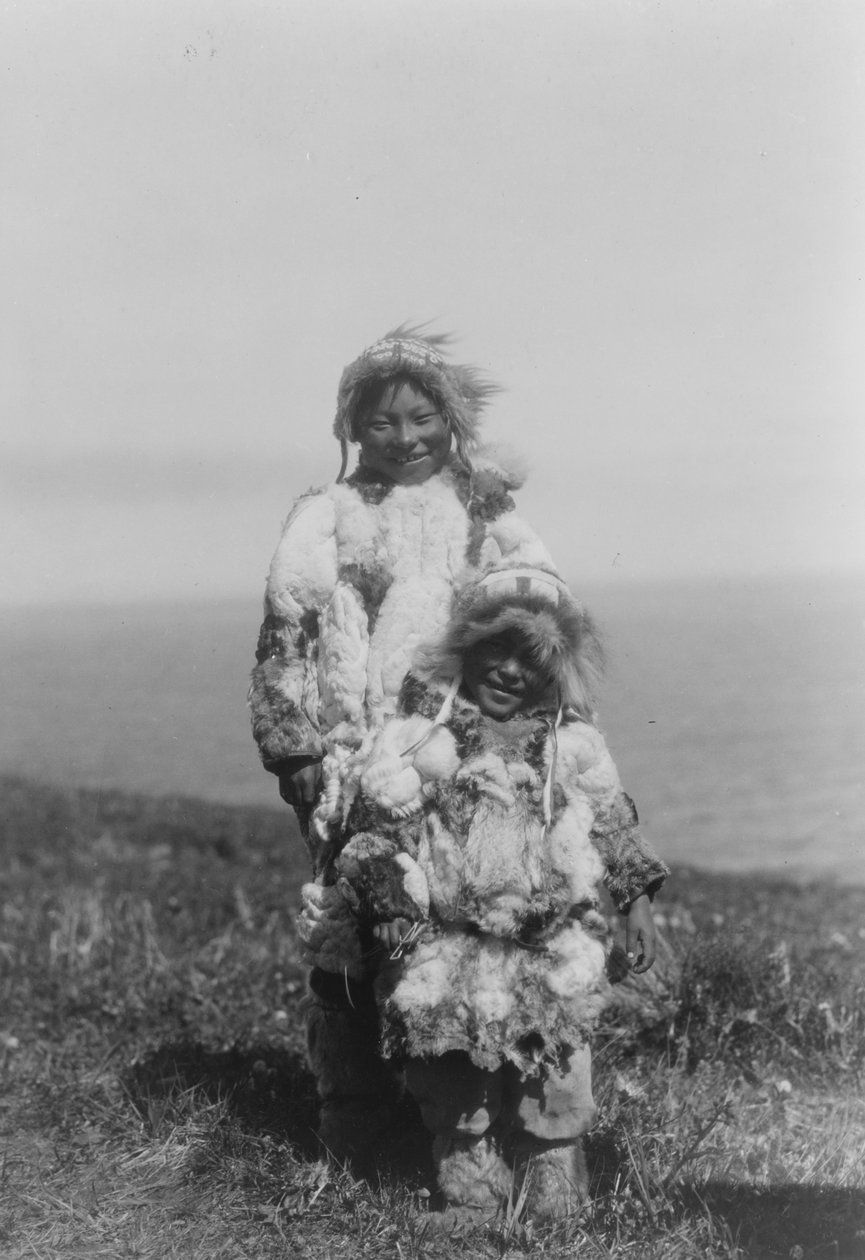 Malé dítě a starší Eskymák v bundě z kachní kůže, ostrov Nunivak, Aljaška, cca 1929 (černobílá fotografie) od Edward Sheriff Curtis
