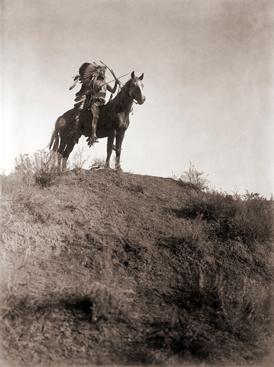 Absaroke Warrior on Horseback od Edwarda S. Curtise, kolem roku 1910 (stříbrný tisk) od Edward Sheriff Curtis