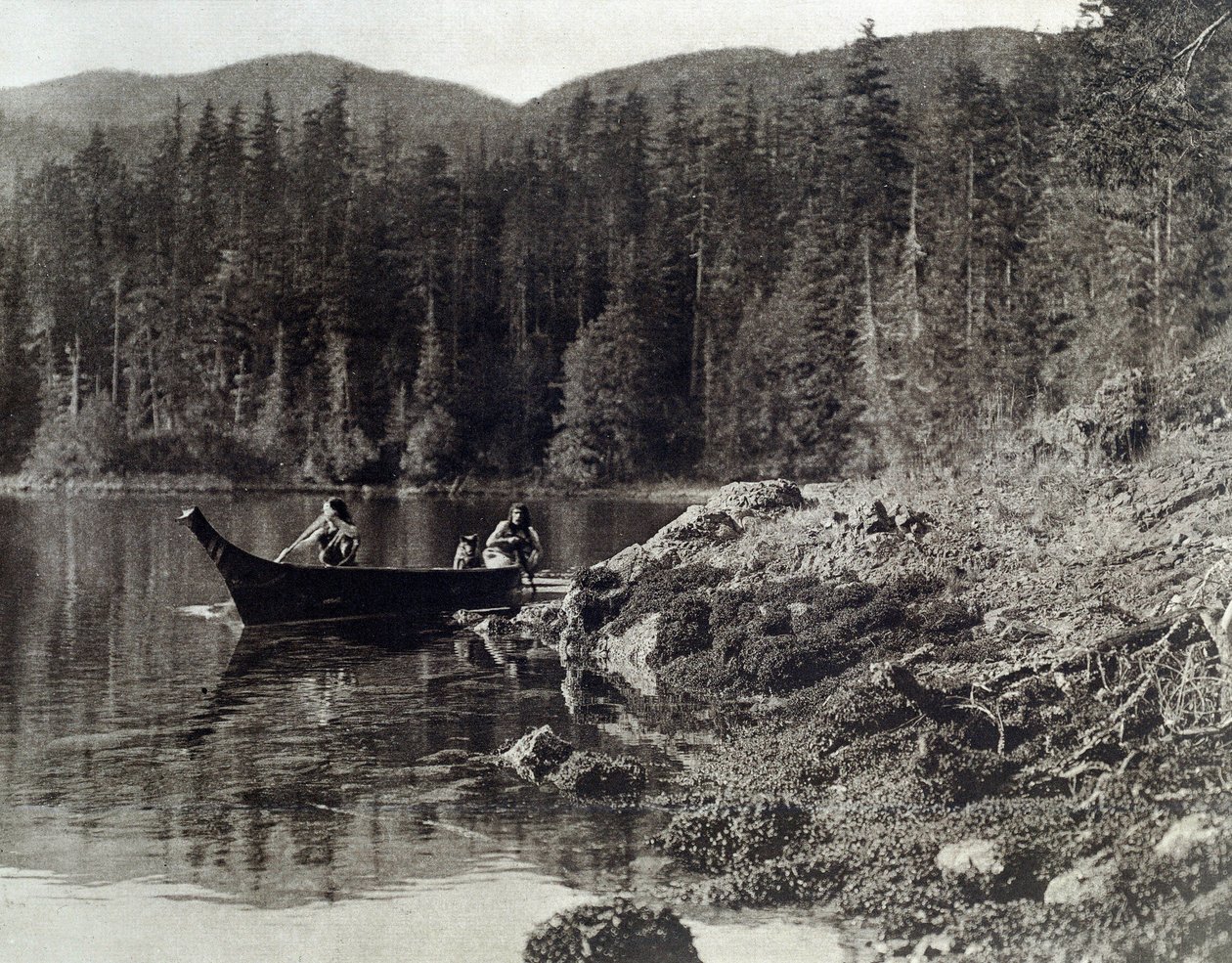 Američtí indiáni na kanoi na břehu nootky od Edward Sheriff Curtis