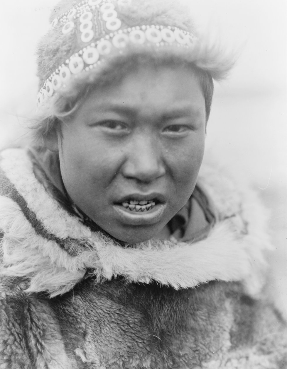 Eskymácký mladík z Hooper Bay na Aljašce, kolem roku 1929 (černobílá fotografie) od Edward Sheriff Curtis