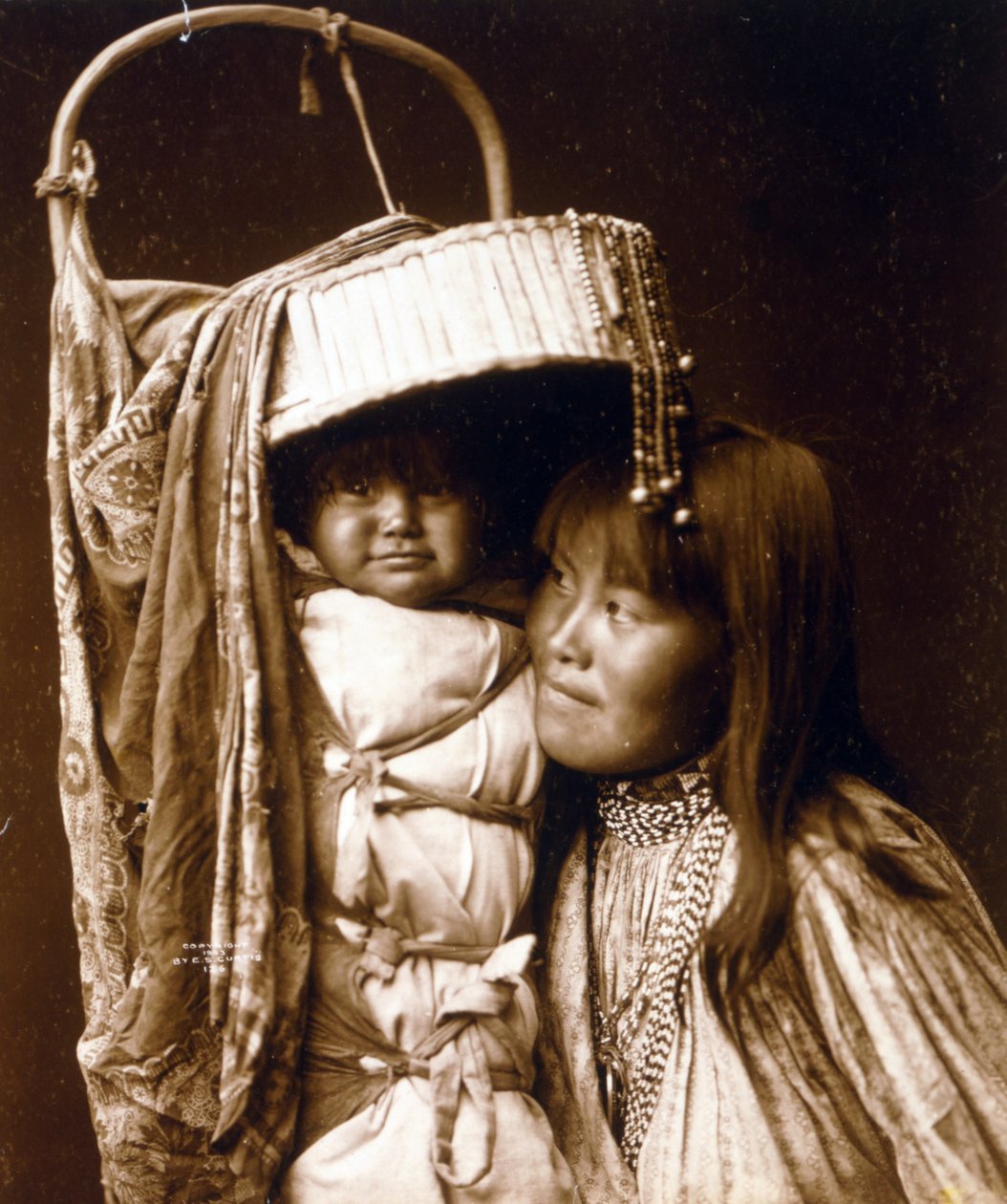 Apačská dívka a Papoose od Edward Sheriff Curtis
