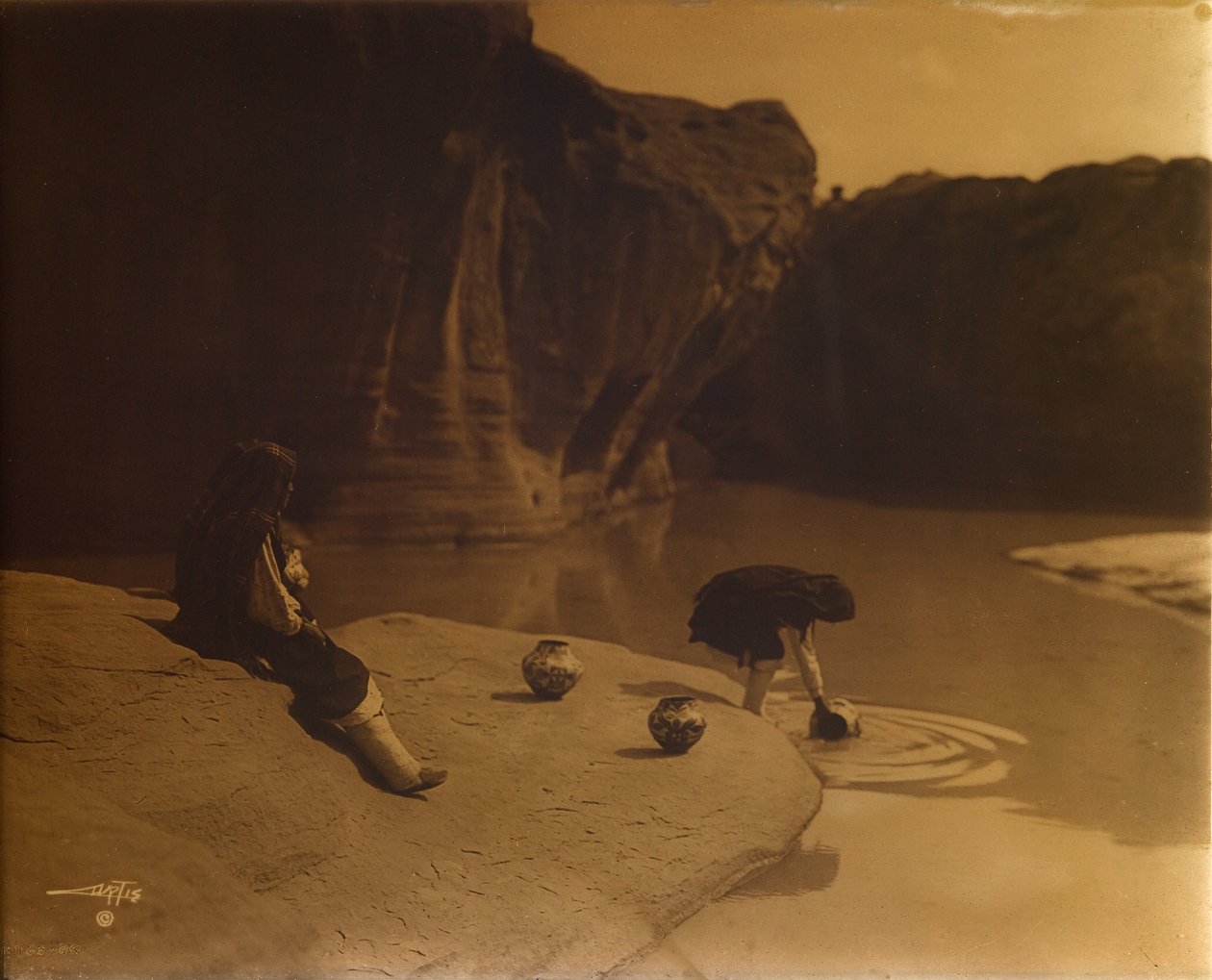 U staré studny v Acomě, asi 1904 (orotone) od Edward Sheriff Curtis