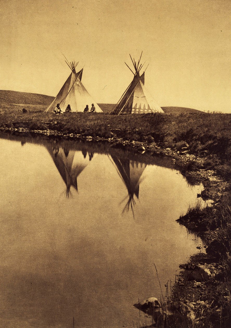 Na okraji vody: kemp piegan na okraji vodní plochy. Fotografie převzata ze svazku 6 encyklopedie vydané Edwardem S. Curtisem (1868-1952) o Indiánech Severní Ameriky, s předmluvou Theodora Roosevelta. V letech 1907 až 1930 vyšlo 20 svazků my od Edward Sheriff Curtis