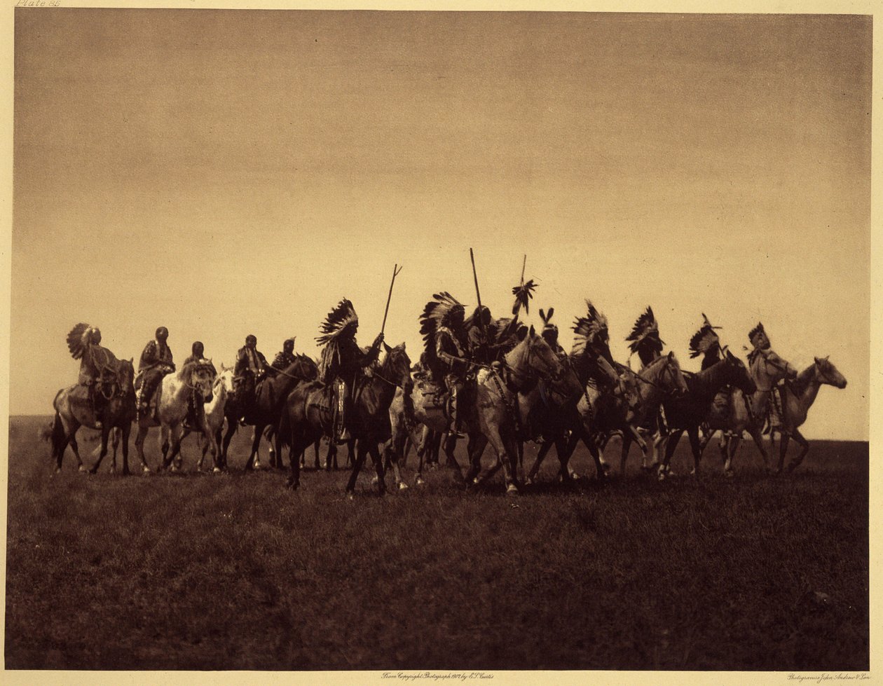 Brate válečná party. Skupina Sioux Brules přehrává nájezd proti nepříteli. Fotografie převzata ze svazku 3 encyklopedie Edwarda S. Curtise (1868-1952) o severoamerických indiánech, s předmluvou Theodora Roosevelta. V letech 1907 až 1930 vyšlo 20 svazků od Edward Sheriff Curtis