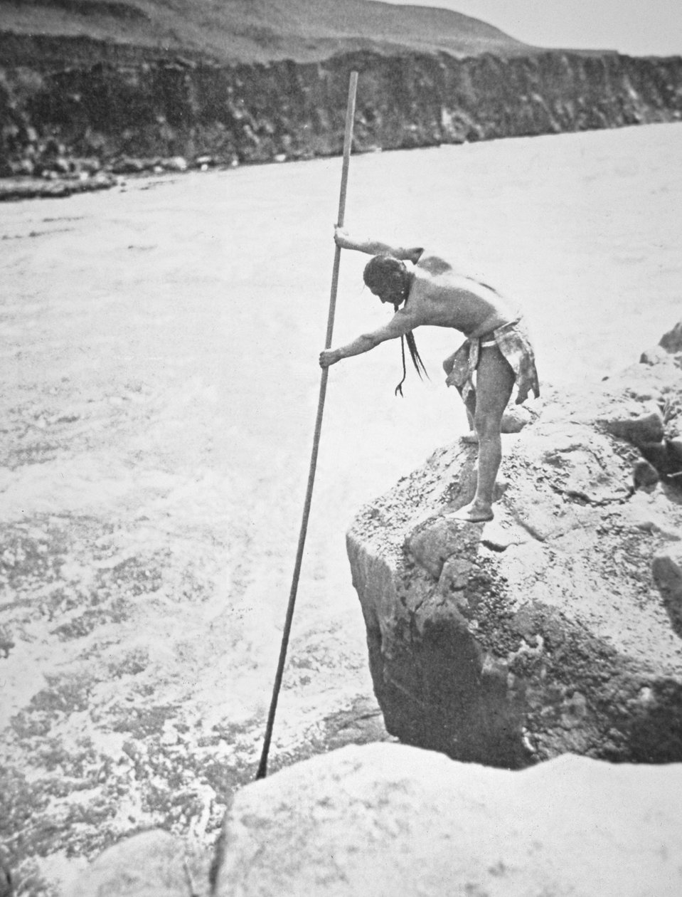 Chinook People kopí lososa v řece Columbia (černobílá fotografie) od Edward Sheriff Curtis