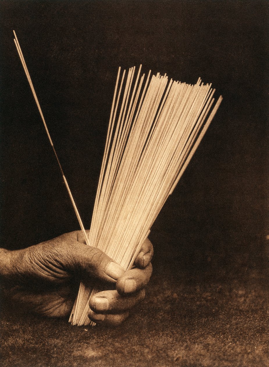 Detailní záběr na ruku indiána z kmene nebo vesnice Hupa, který drží věšteckou hůl. od Edward Sheriff Curtis