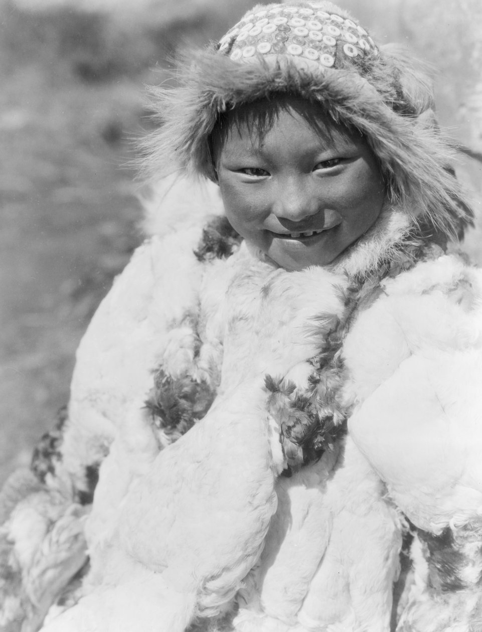 Eskymácké dítě identifikované jako Uyowutcha, pravděpodobně z ostrova Nunivak, Aljaška, kolem roku 1929 (černobílá fotografie) od Edward Sheriff Curtis