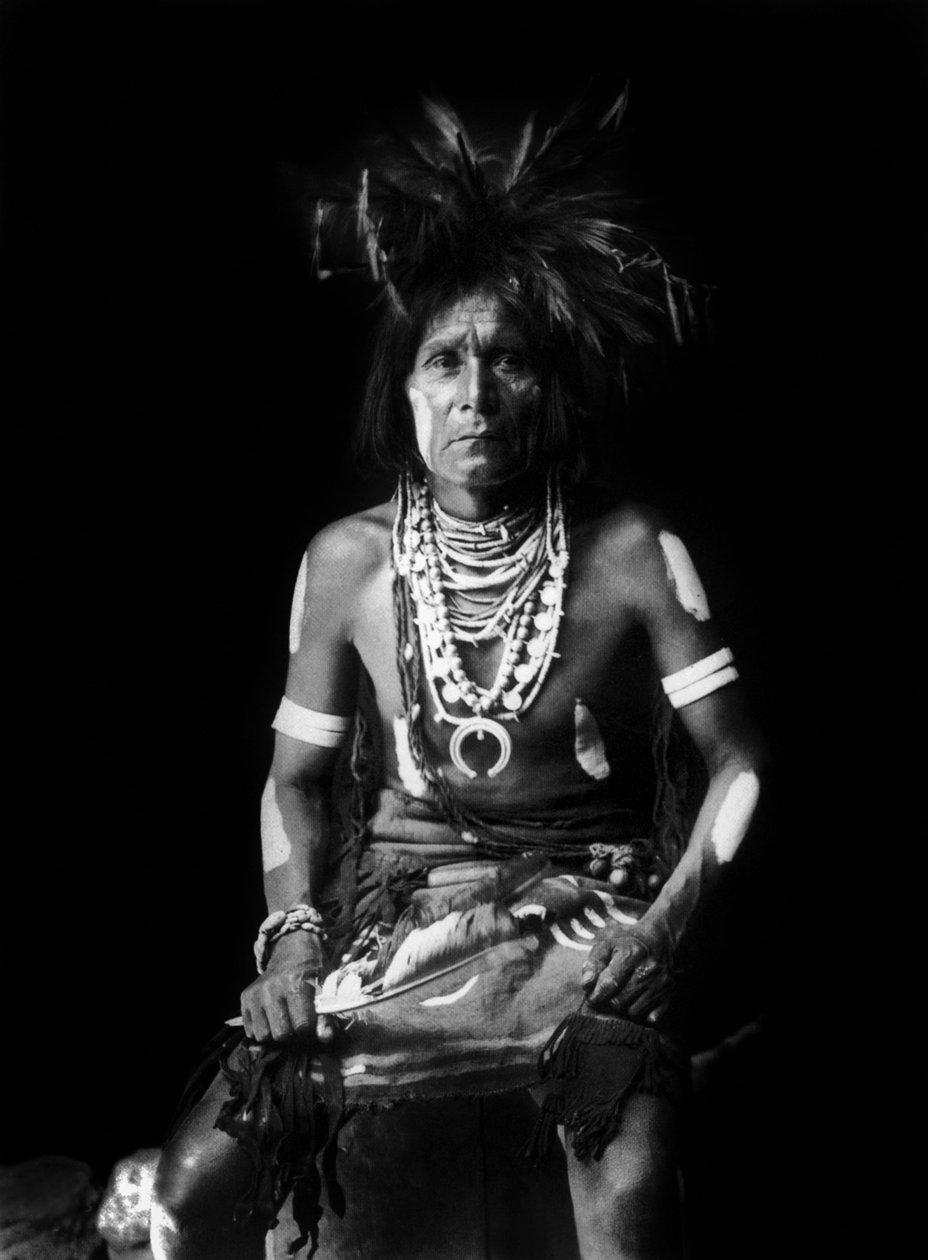 Indián Hopi, nosí Naja kolem krku, foto Edward S. Curtis, c. 1921 od Edward Sheriff Curtis