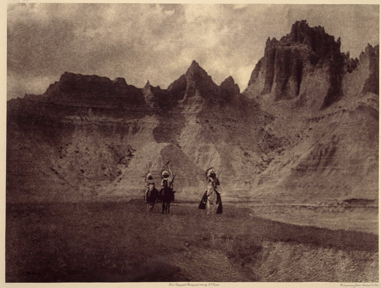V Badlands. Tento úžasný obrázek byl vytvořen v Sheep Mountain, v rezervaci Pine Rige, Badlands, Jižní Dakota. Fotografie převzata ze svazku 3 encyklopedie Edwarda S. Curtise (1868-1952) o severoamerických indiánech, s předmluvou Theodora Roosevelta. Sázka od Edward Sheriff Curtis