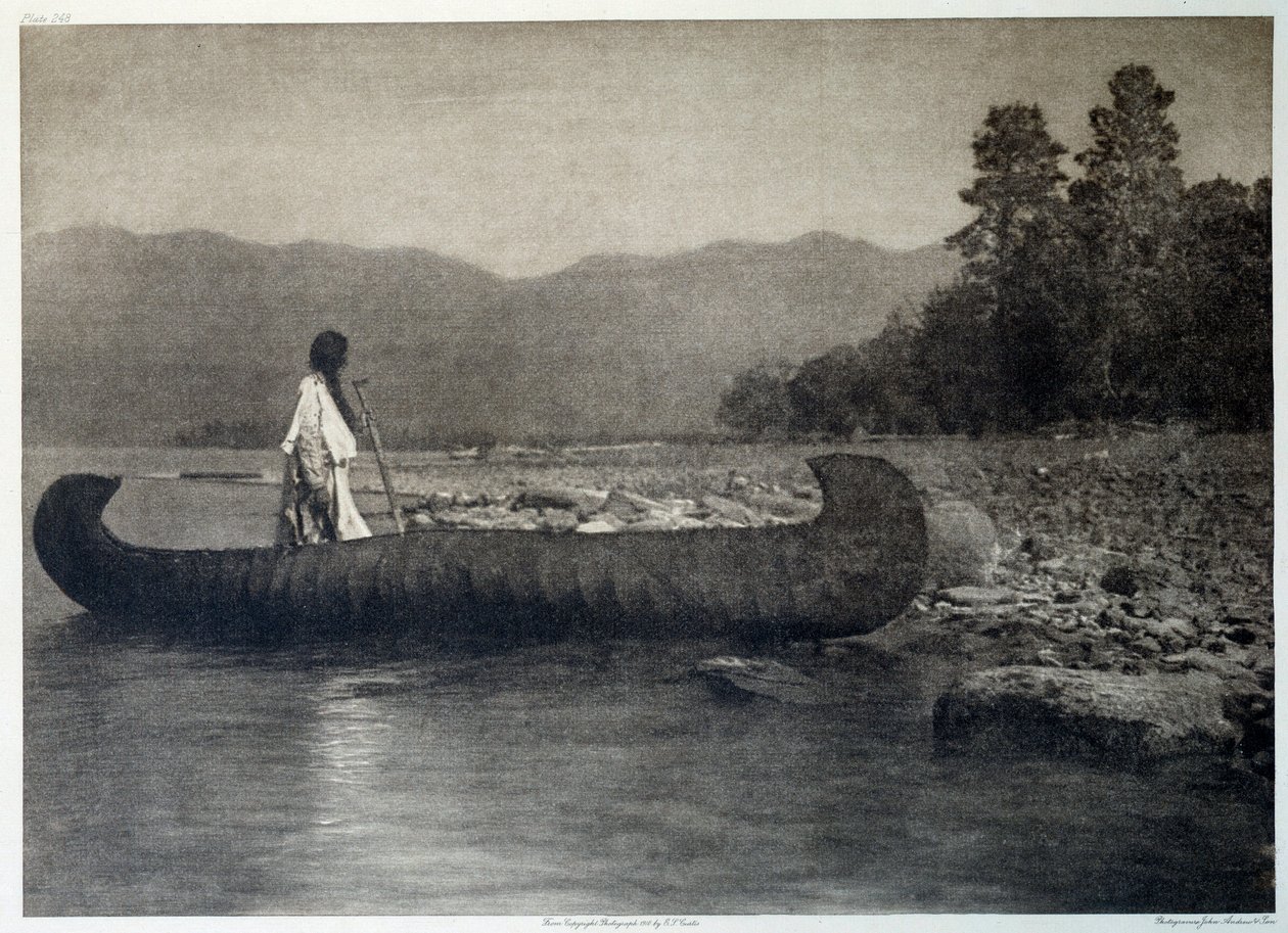 Indiáni z Ameriky: Indián na kanoe lodi v jezeře Southern Flathead, Montana od Edward Sheriff Curtis