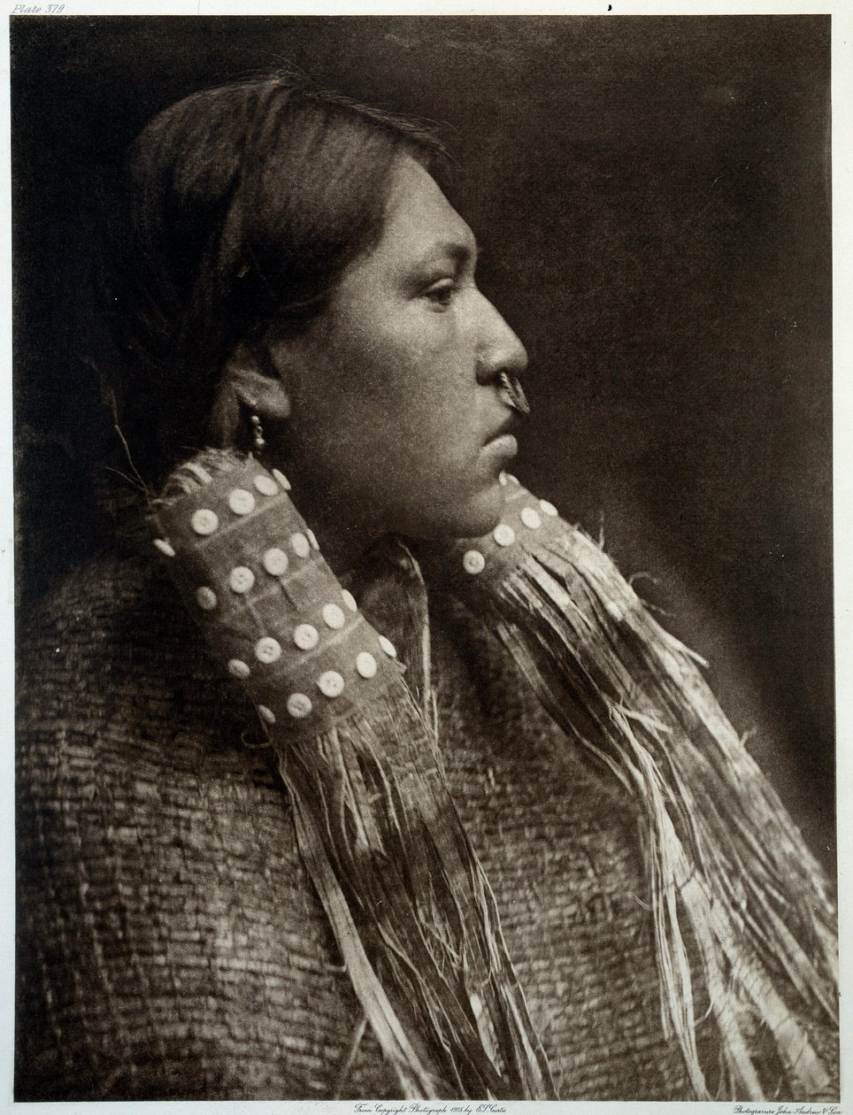 Indiáni Ameriky: portrét indické dívky s piercingem v nose od Edward Sheriff Curtis