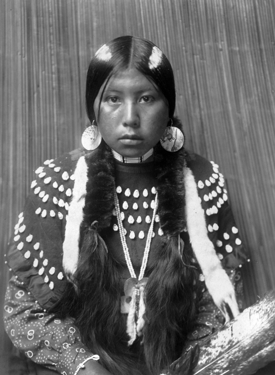 Kalispelská indiánka, bílé pruhy namalované na vlasech, náušnice z mušlí, na sobě přikrývky zdobené losími zuby, c. 1910, foto Edward S. Curtis od Edward Sheriff Curtis