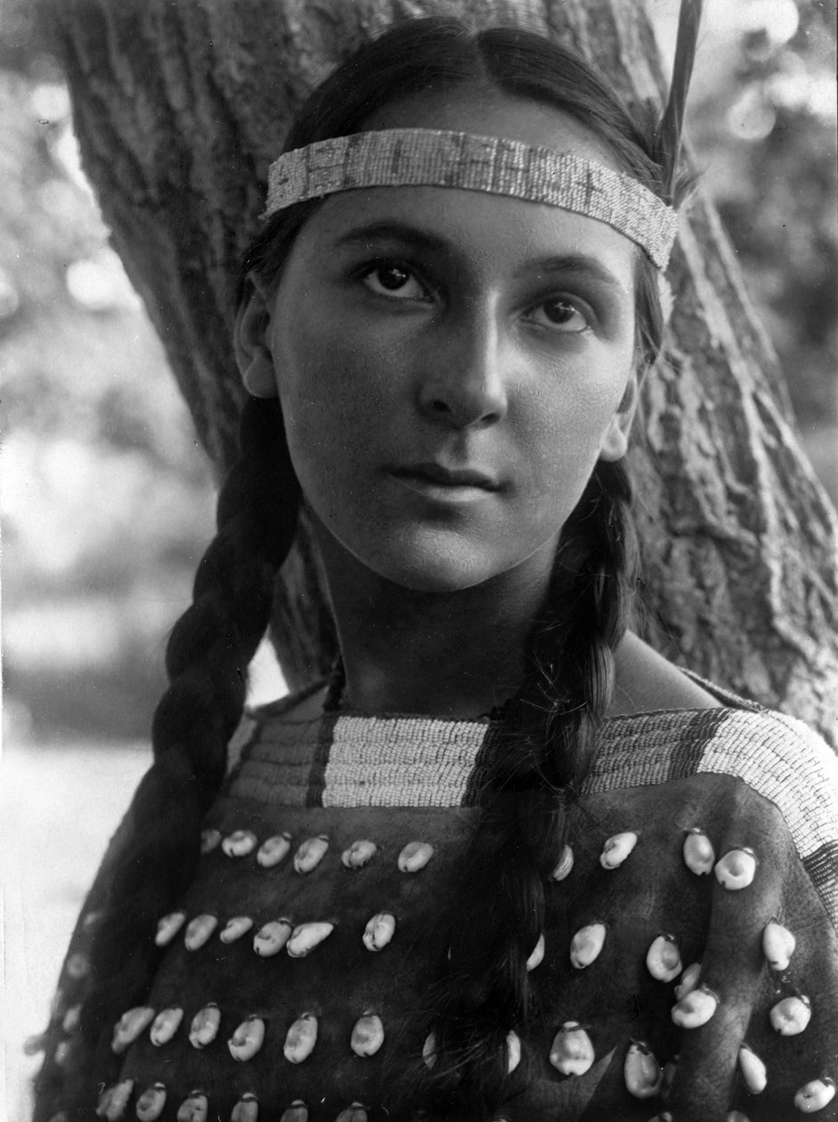 Lucille, žena Dakota, c. 1908, foto Edward S. Curtis od Edward Sheriff Curtis