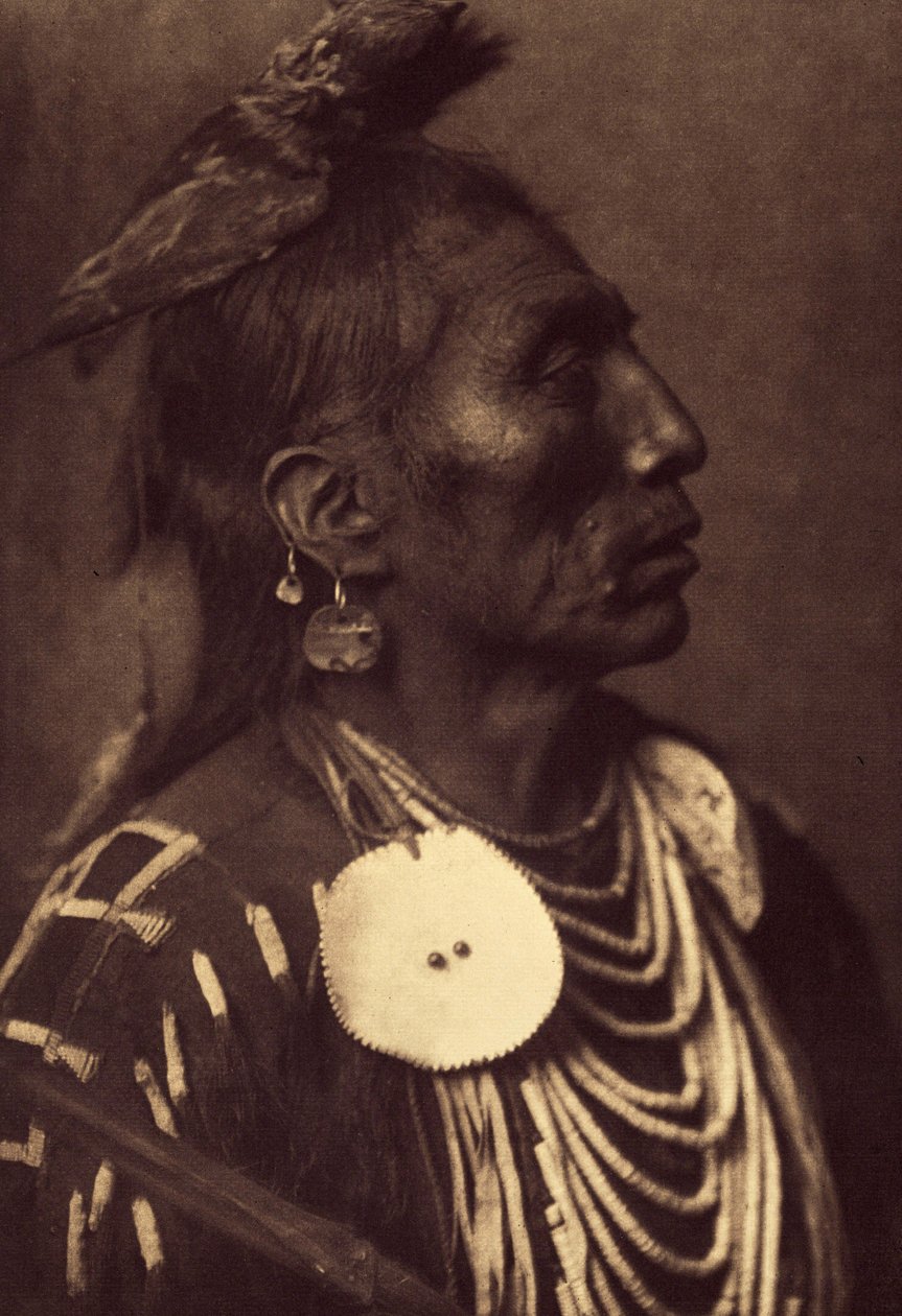 Medicine Crow, Apsaroke. Sokol přivázaný k hlavě je způsob, jak nést symbol svého strážného ducha. Fotografie převzata ze svazku 4 encyklopedie vydané Edwardem S. Curtisem (1868-1952) o Indiánech Severní Ameriky, s předmluvou Theodora od Edward Sheriff Curtis