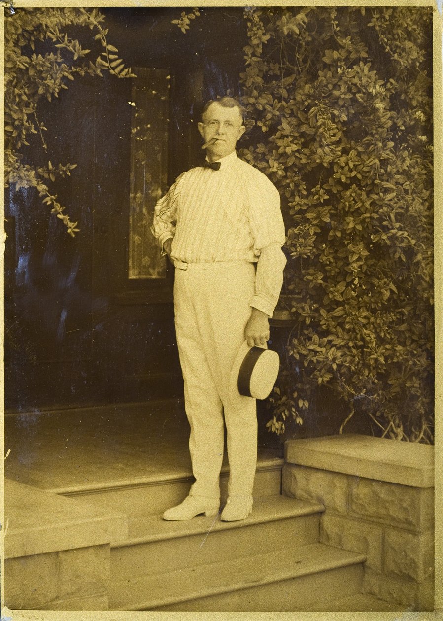 Můj otec E. Curtis, vynálezce technologie Gold Tone Process, v našem domě v Seattlu ve státě Washington od Edward Sheriff Curtis