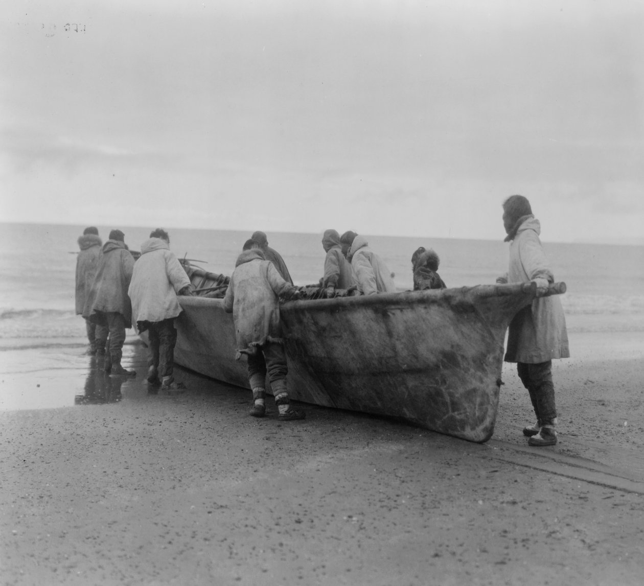 Domorodí Američané spouštějí velrybí loď na mysu Prince of Wales na Aljašce, kolem roku 1929 (černobílá fotografie) od Edward Sheriff Curtis
