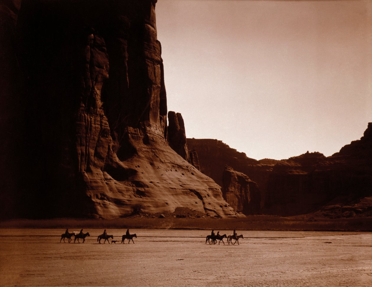 Navajo Riders od Edwarda S. Curtise, kolem roku 1904 (tónovaný stříbrný tisk) od Edward Sheriff Curtis