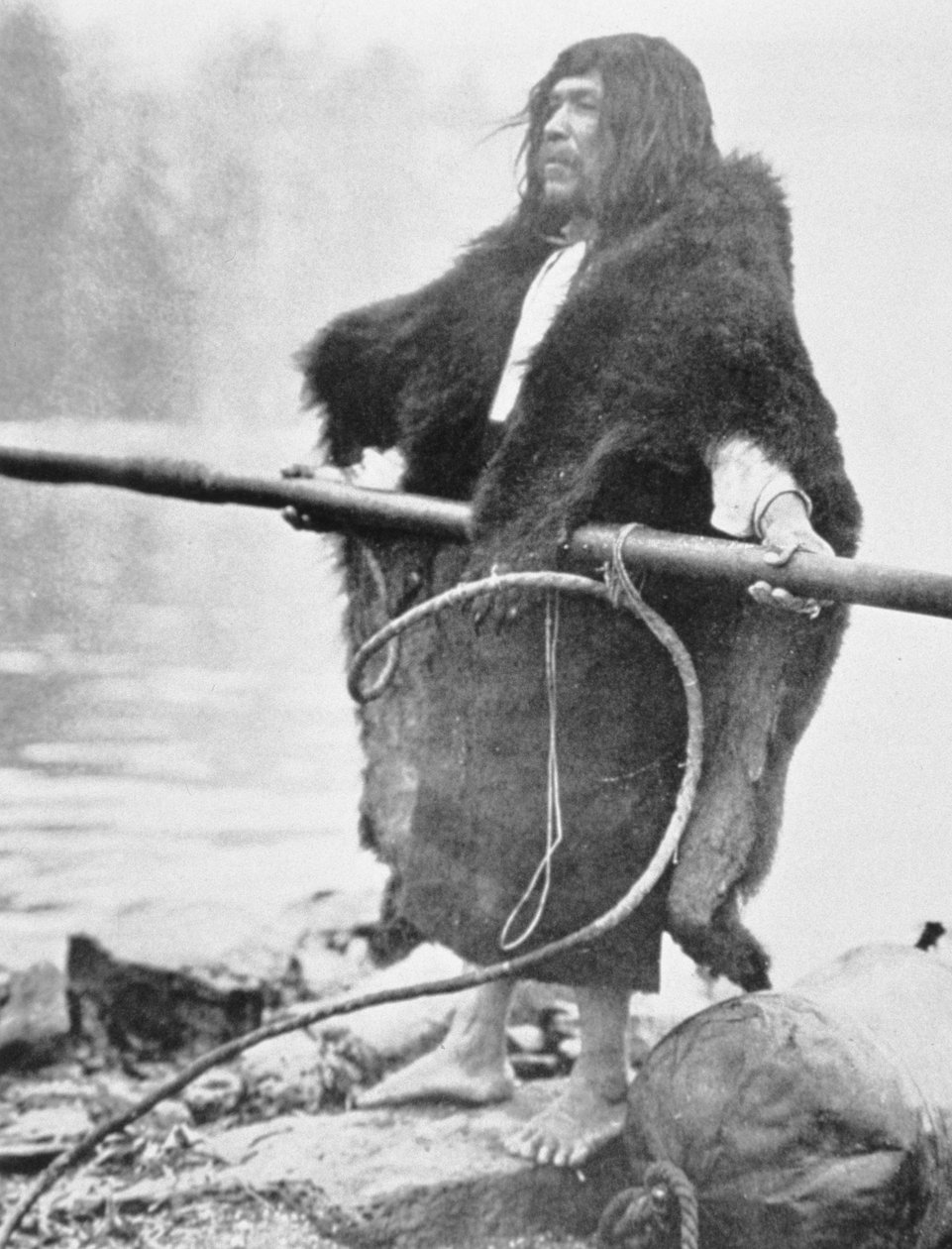 Indián Nootka s velrybářskou harpunou, cca 1900 (č/b foto) od Edward Sheriff Curtis