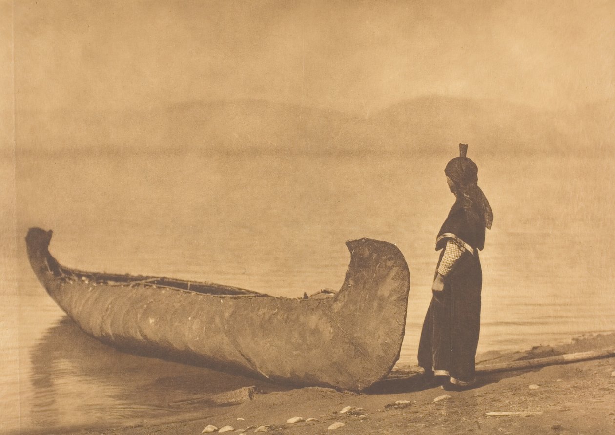 Na břehu jezera - Kutenai, 1910. od Edward Sheriff Curtis
