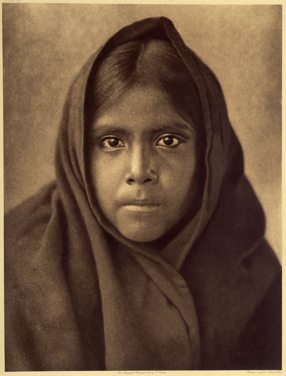 Qahatika dívka. Mladá Qahatika dívka. Tito pouštní indiáni žijí asi 60 kilometrů od rezervace Pimas (Arizona). Fotografie převzata ze svazku 2 encyklopedie Edwarda S. Curtise (1868-1952) o severoamerických indiánech, s předmluvou Theodora Roosevelta. B od Edward Sheriff Curtis