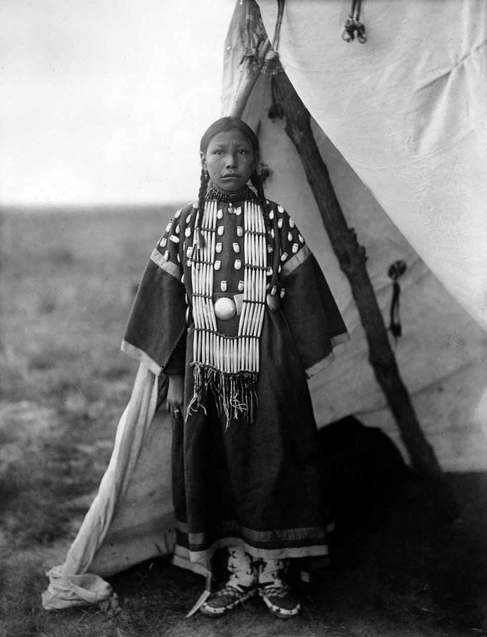 Rosa Lame Dog, Dakota stojící u dveří týpí, c. 1905, foto Edward S. Curtis od Edward Sheriff Curtis