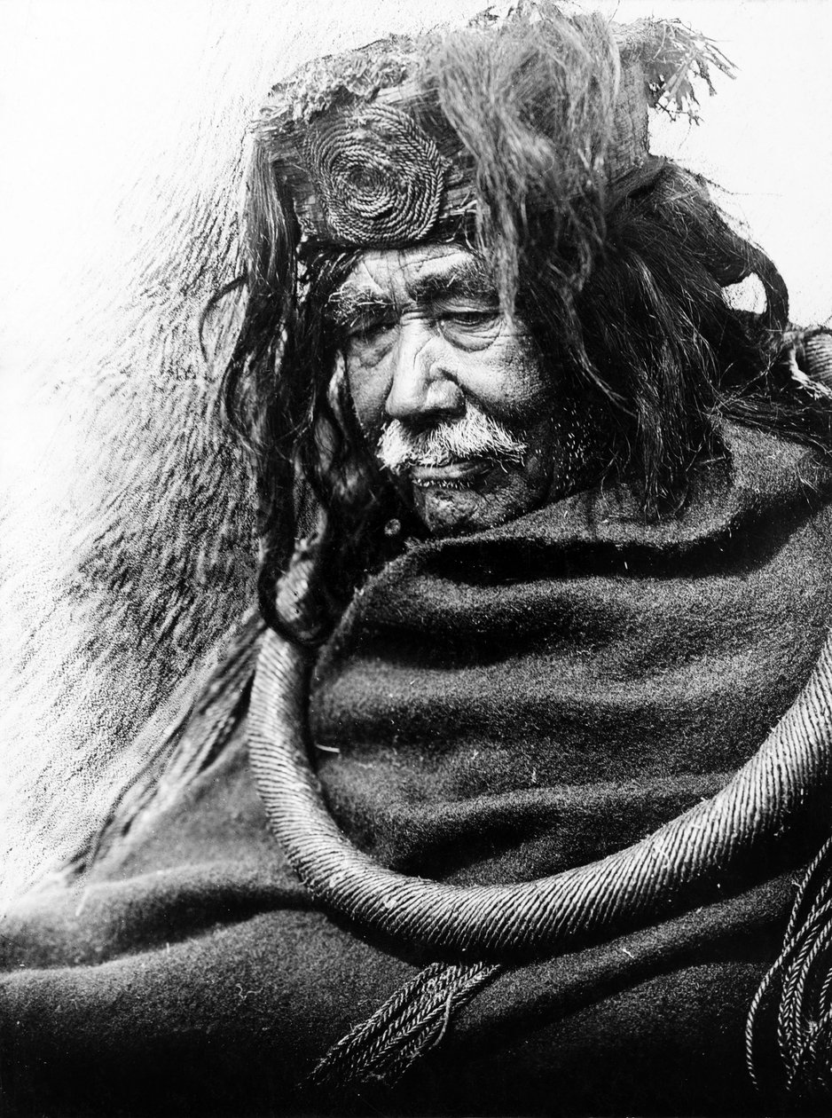 Hamatsa, Nakoaktok c. 1910 Polodlouhý portrét muže Nakoaktoka, obráceného doleva, s obřadní smyčkou z cedrového kořene. od Edward Sheriff Curtis