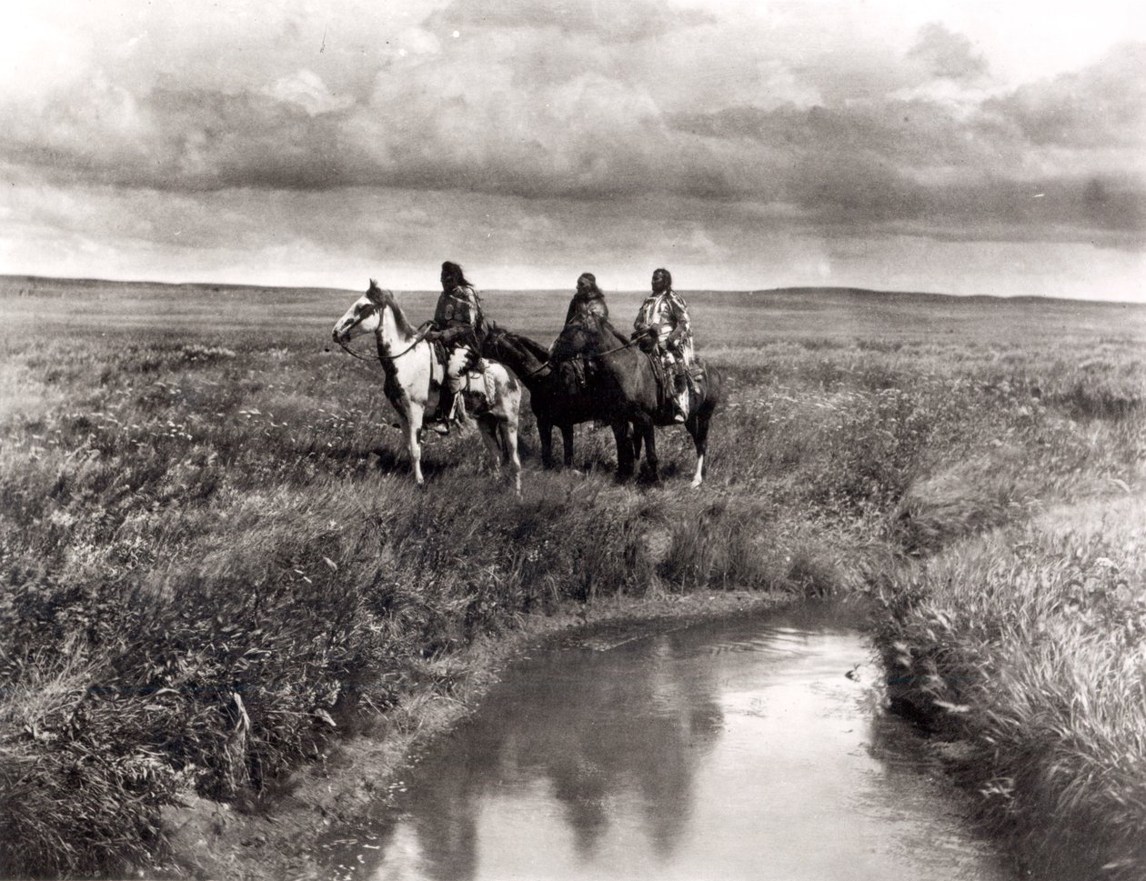 Tři náčelníci amerických indiánů, cca 1900 (hlubotisk) (černobílá fotografie) od Edward Sheriff Curtis