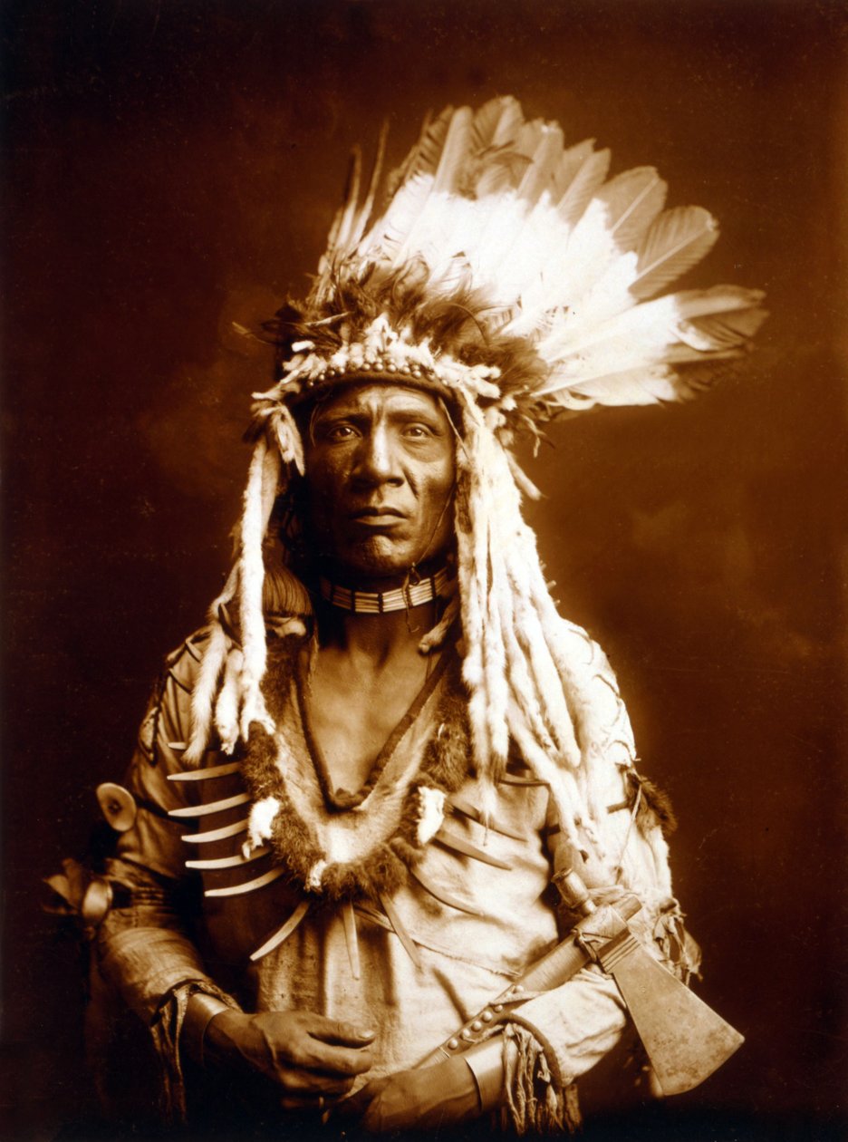 Weasel Tail, Piegan, s Tomahawkem, c. 1900, foto Edward S. Curtis od Edward Sheriff Curtis