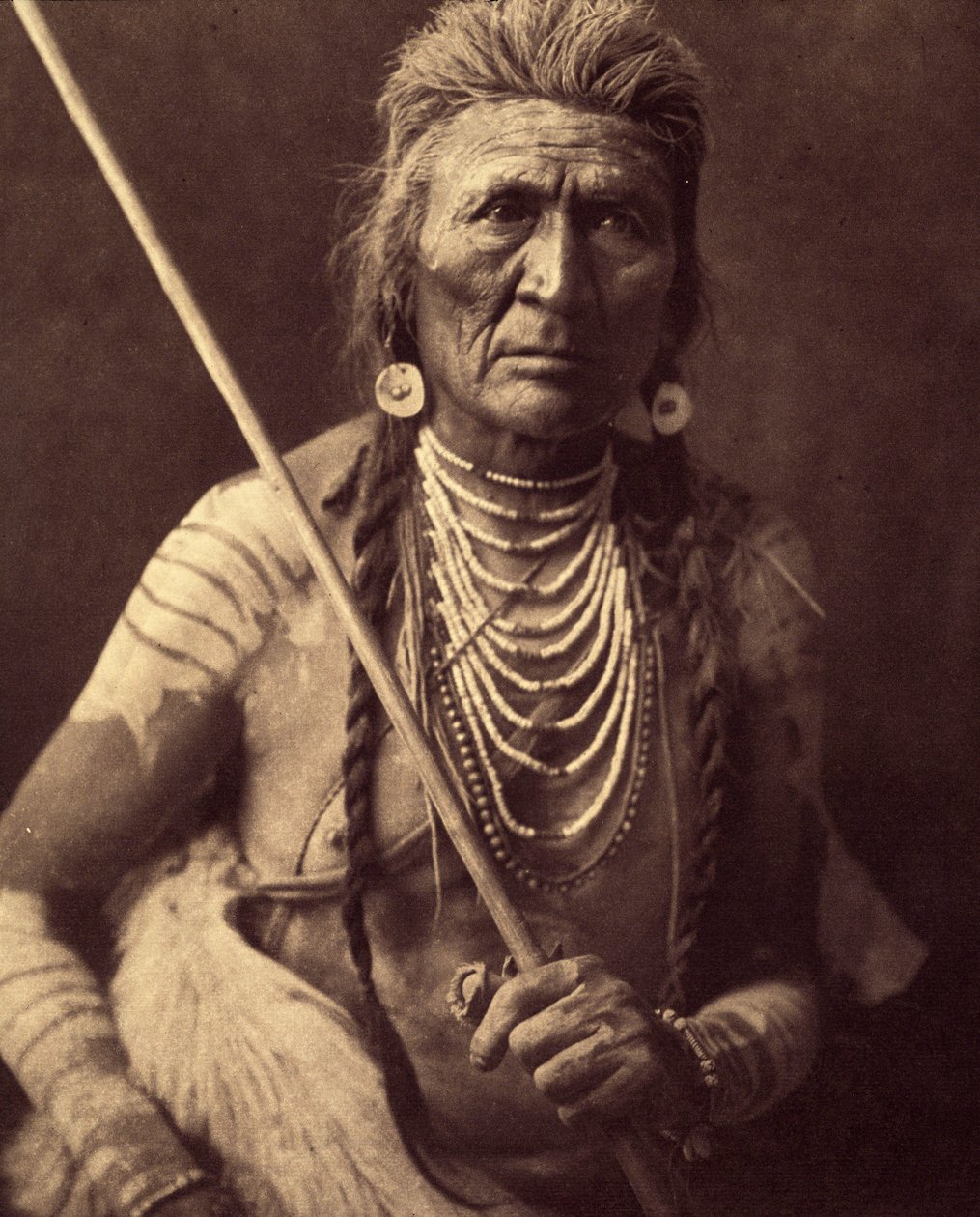 Wolf, Indián Apsaroke (Wolf - Apsaroke také někdy psáno Absaroke) Fotografie převzata ze 4. dílu encyklopedie Edwarda S. Curtise (1868-1952) o Indiánech Severní Ameriky, s předmluvou Theodora Roosevelta. V letech 1907 až 1930, 2 od Edward Sheriff Curtis