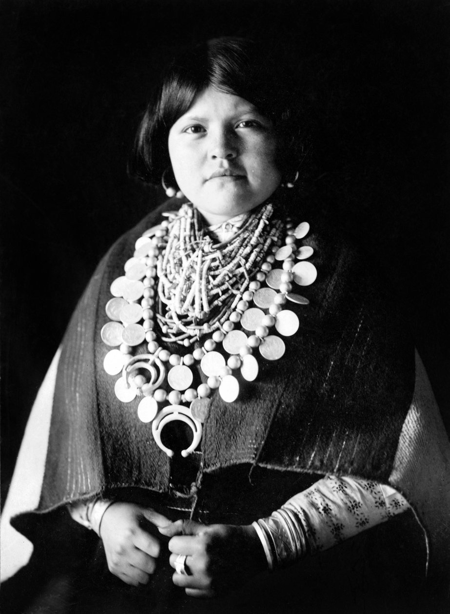 Mladá indická žena nosící ozdoby Zuni, c. 1903, foto Edward S. Curtis od Edward Sheriff Curtis