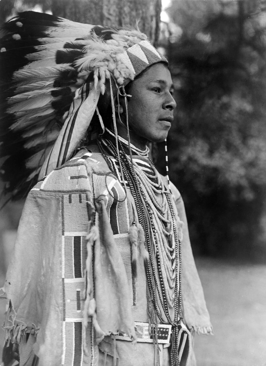 Mládež v sváteční kostýmu, Umatilla, c. 1910, Photo Edward S. Curtis od Edward Sheriff Curtis