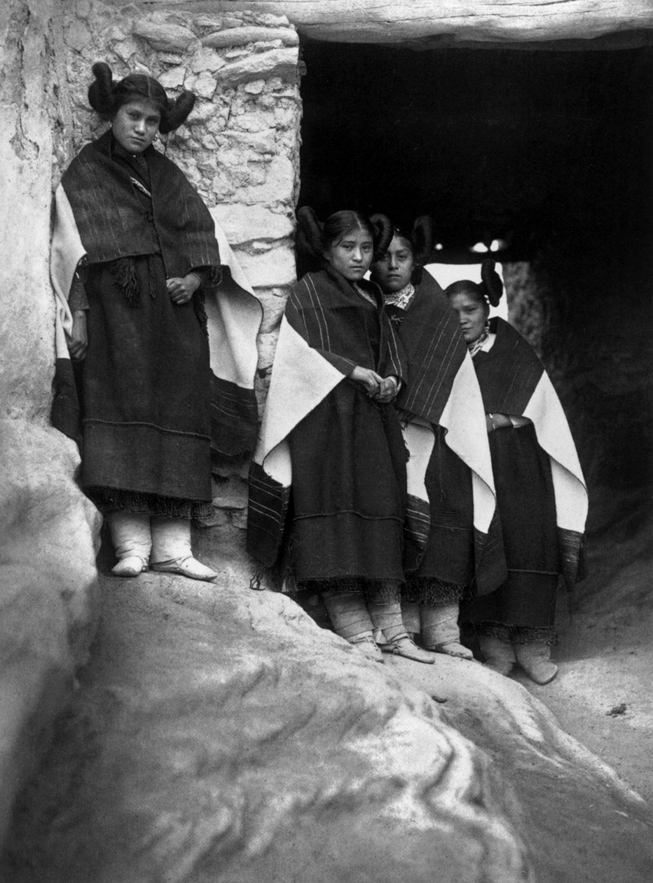 mladí indiáni kmene Hopi ve vesnici Walpi (Arizona) od Edward Sheriff Curtis