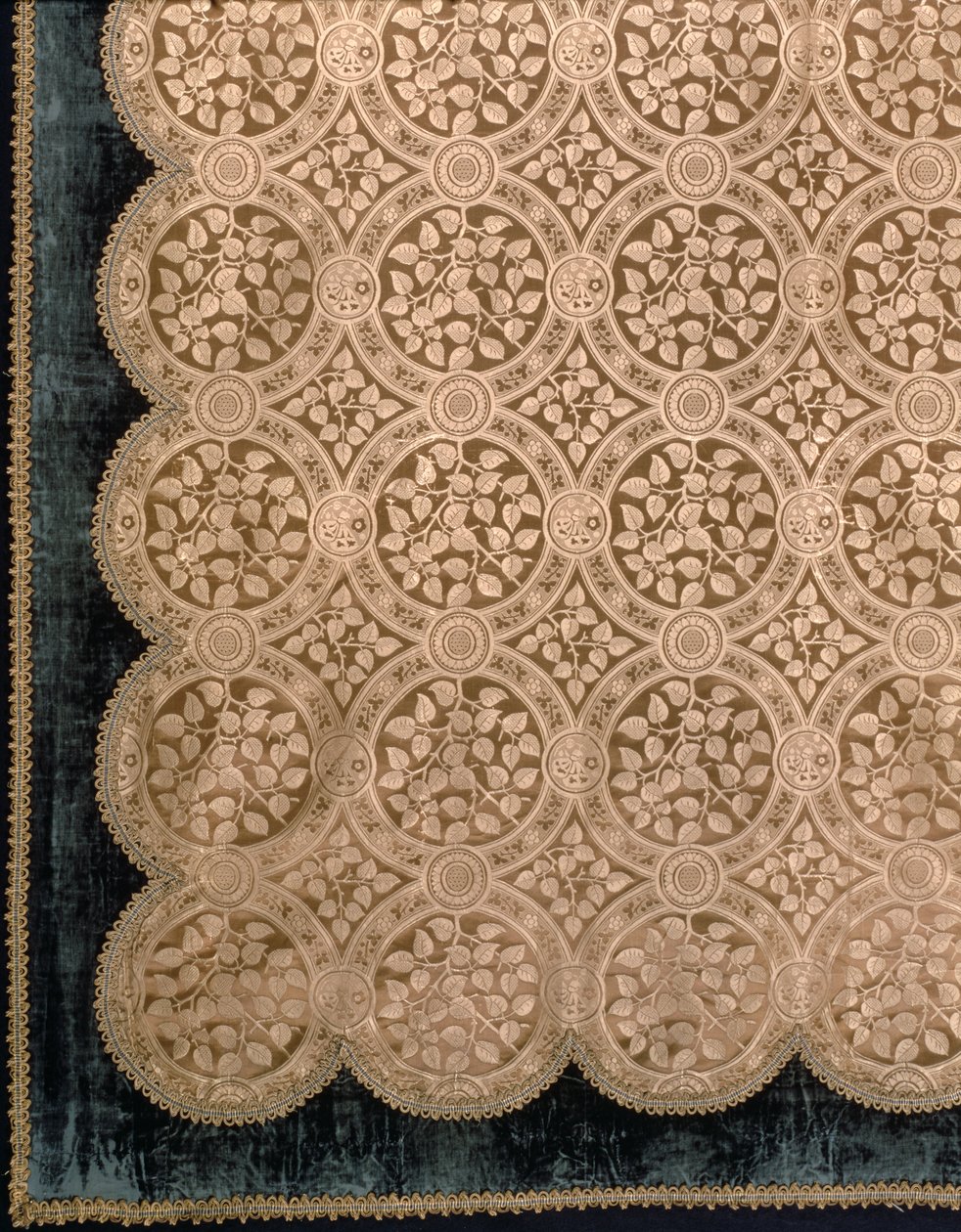 Velká Syringa, vyrobená společností Warner & Ramin, navržená v roce 1875 (hedvábný damašek) od Edward William Godwin