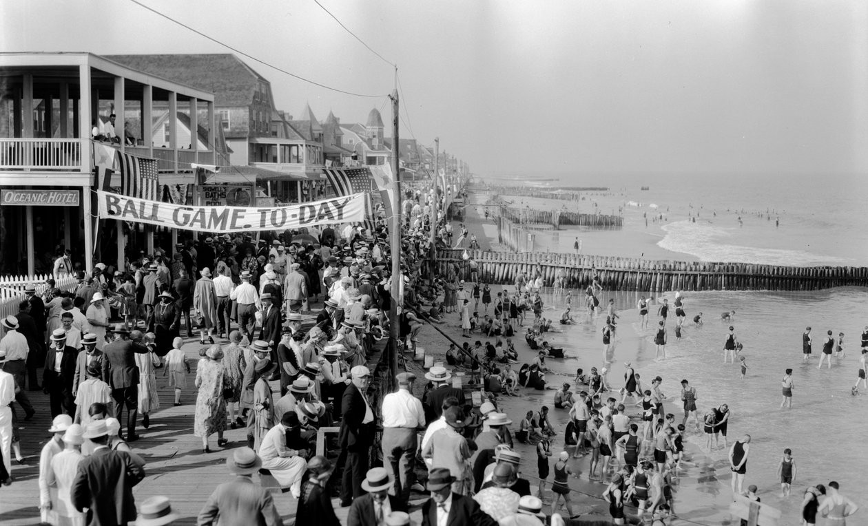 Pobřeží Atlantic City v létě s promenádou od Edwin L. Wisherd